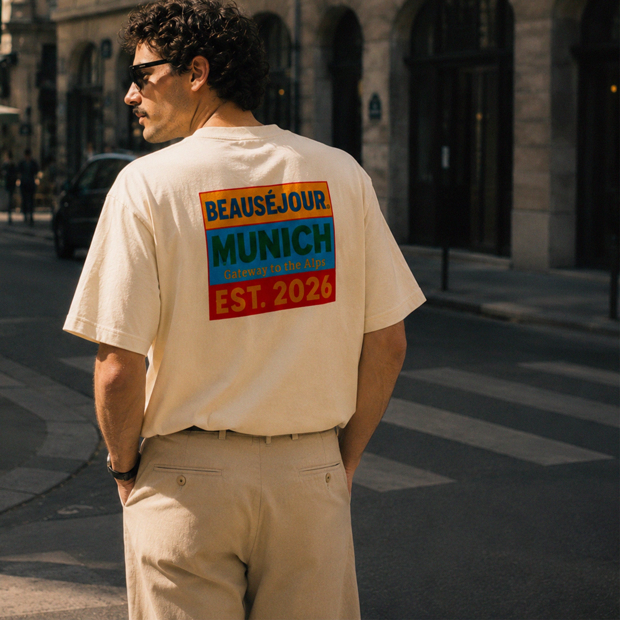 T-Shirt Boxy Gateway to the Alps Beauséjour® coloris crème homme, look complet, coupe unisexe.