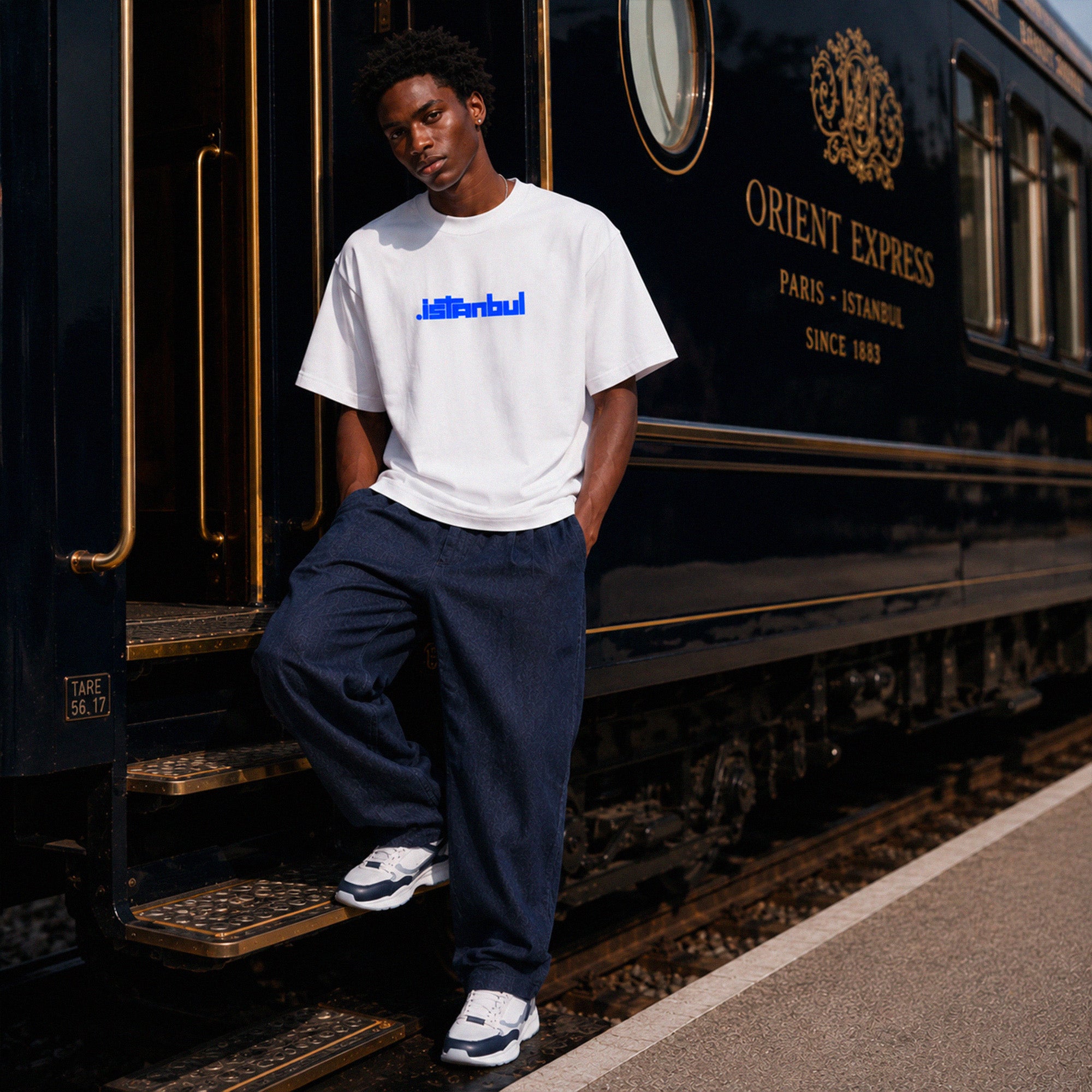 T-shirt boxy Istanbul Beauséjour Orient Express, coloris blanc, coton premium épais 200 g/m², marquage cœur bleu Istanbul et grand visuel graphique au dos inspiré du Bosphore, détail du marquage cœur.