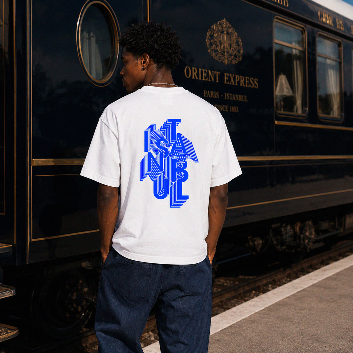 T-shirt boxy Istanbul Beauséjour Orient Express, coloris blanc, coton premium épais 200 g/m², marquage cœur bleu Istanbul et grand visuel graphique au dos inspiré du Bosphore, vue de dos.