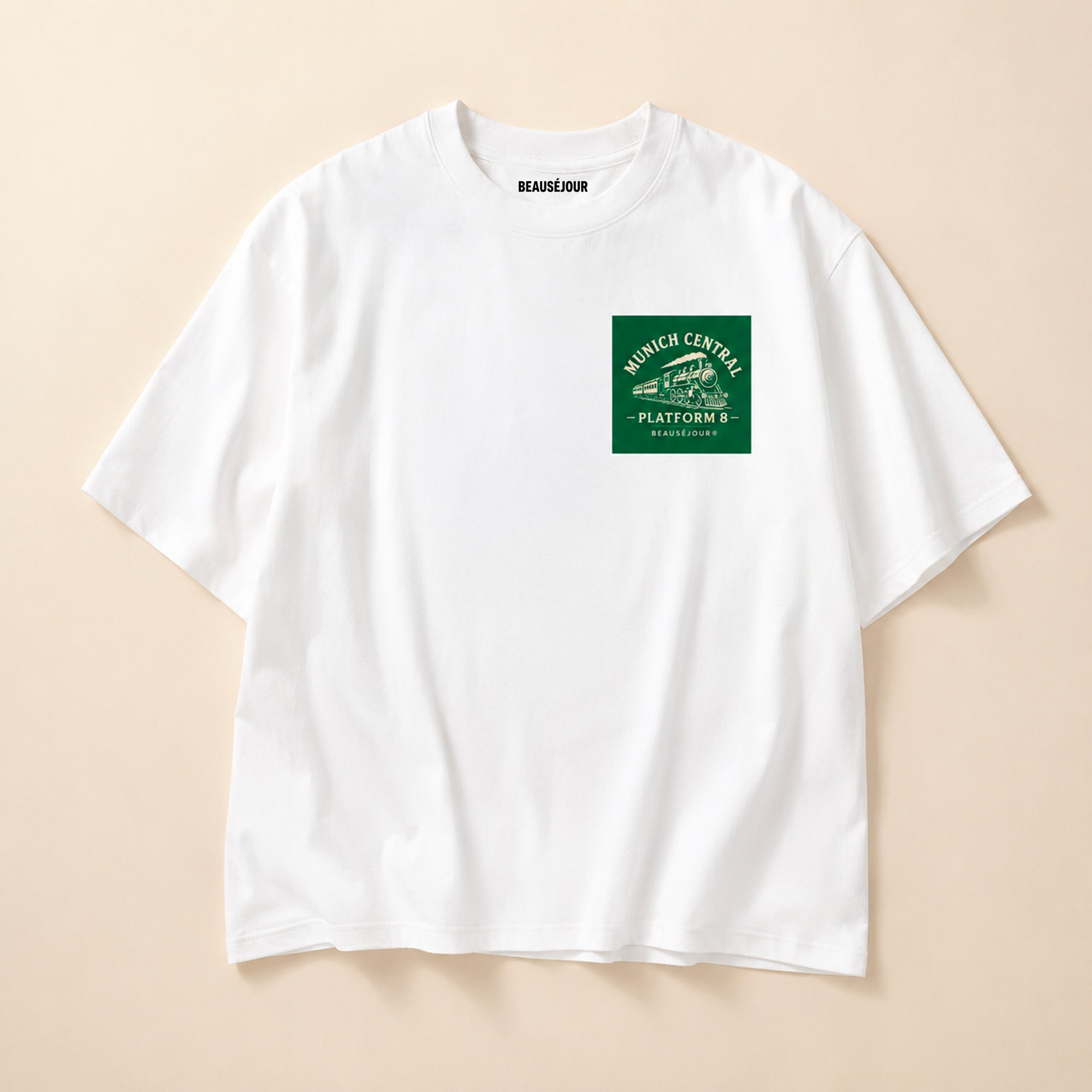T-Shirt Boxy Munich Central Beauséjour® coloris blanc, 100% coton premium 200g/m², coupe boxy oversize, vue de face.