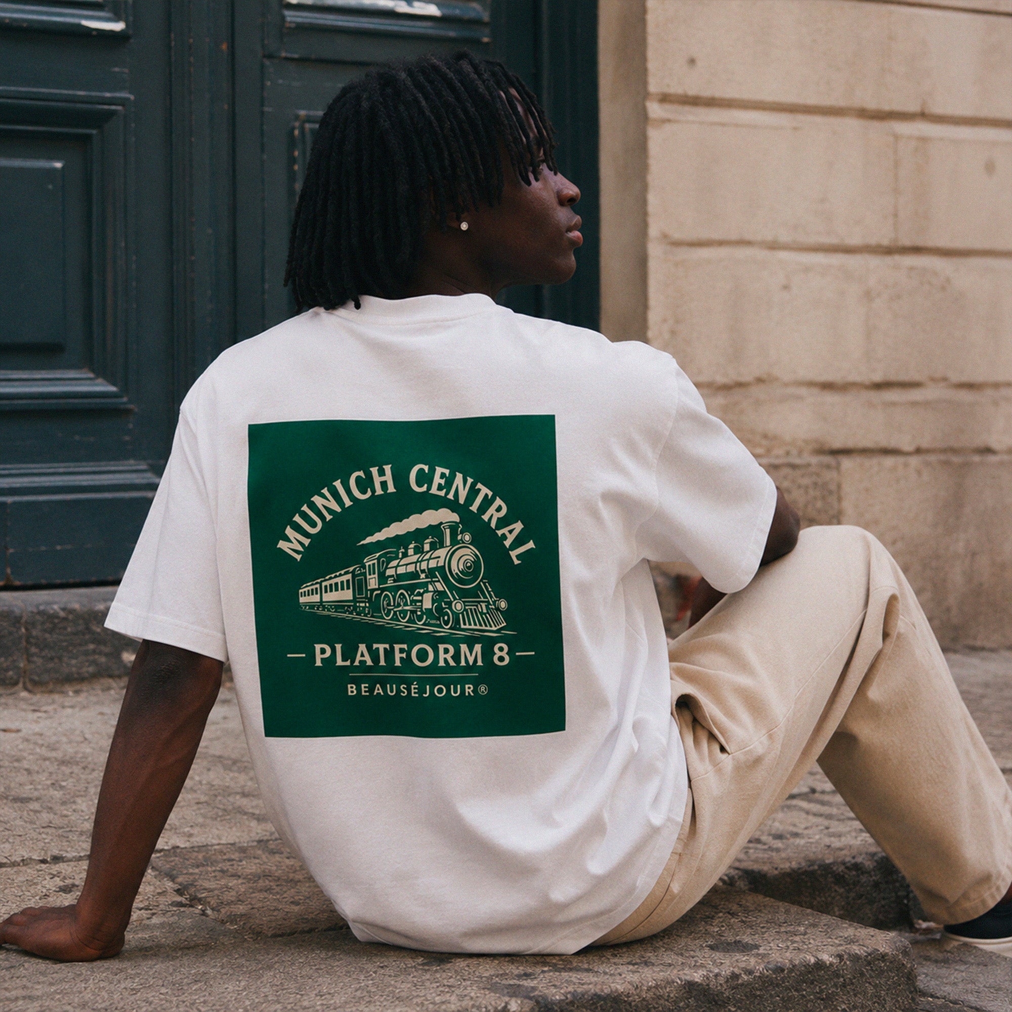 T-Shirt Boxy Munich Central Beauséjour® coloris blanc homme, impression Munich Central Platform 8 dans le dos, vue de dos.