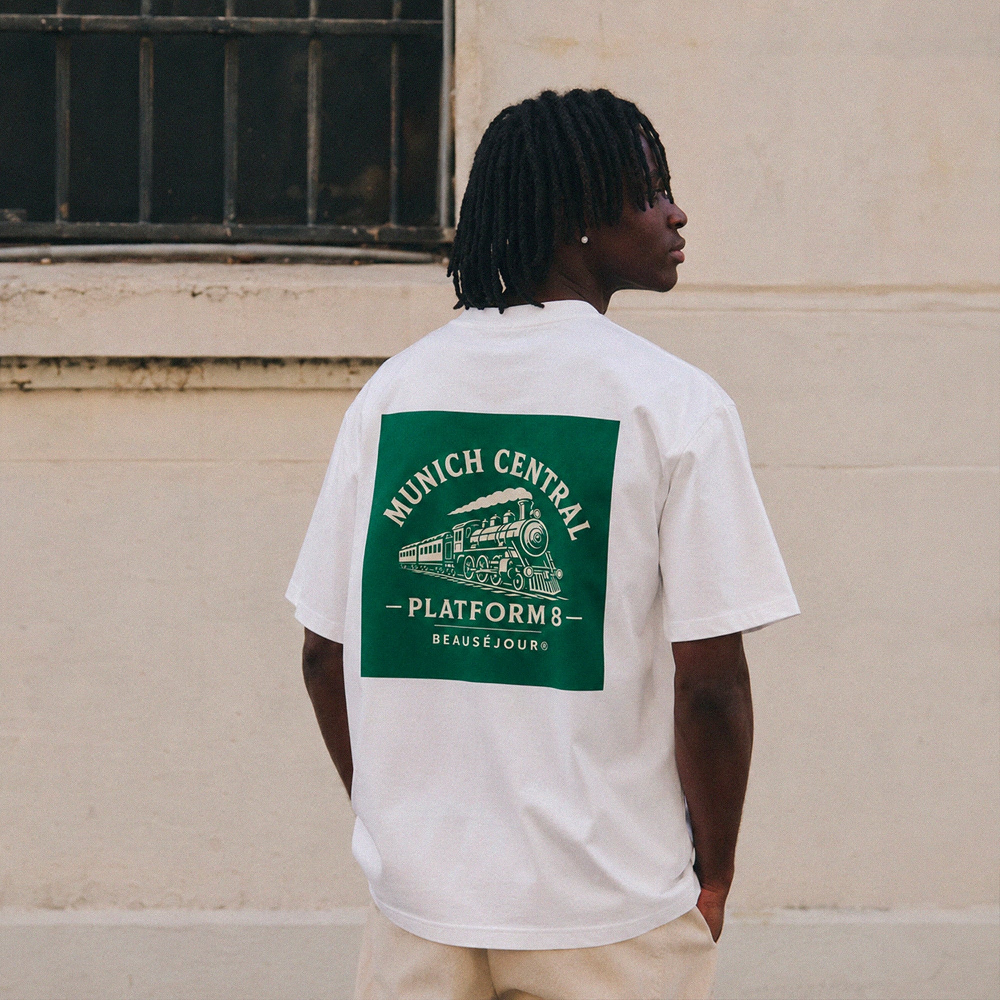 T-Shirt Boxy Munich Central Beauséjour® coloris blanc homme, coupe boxy oversize, épaules tombantes, vue de face.