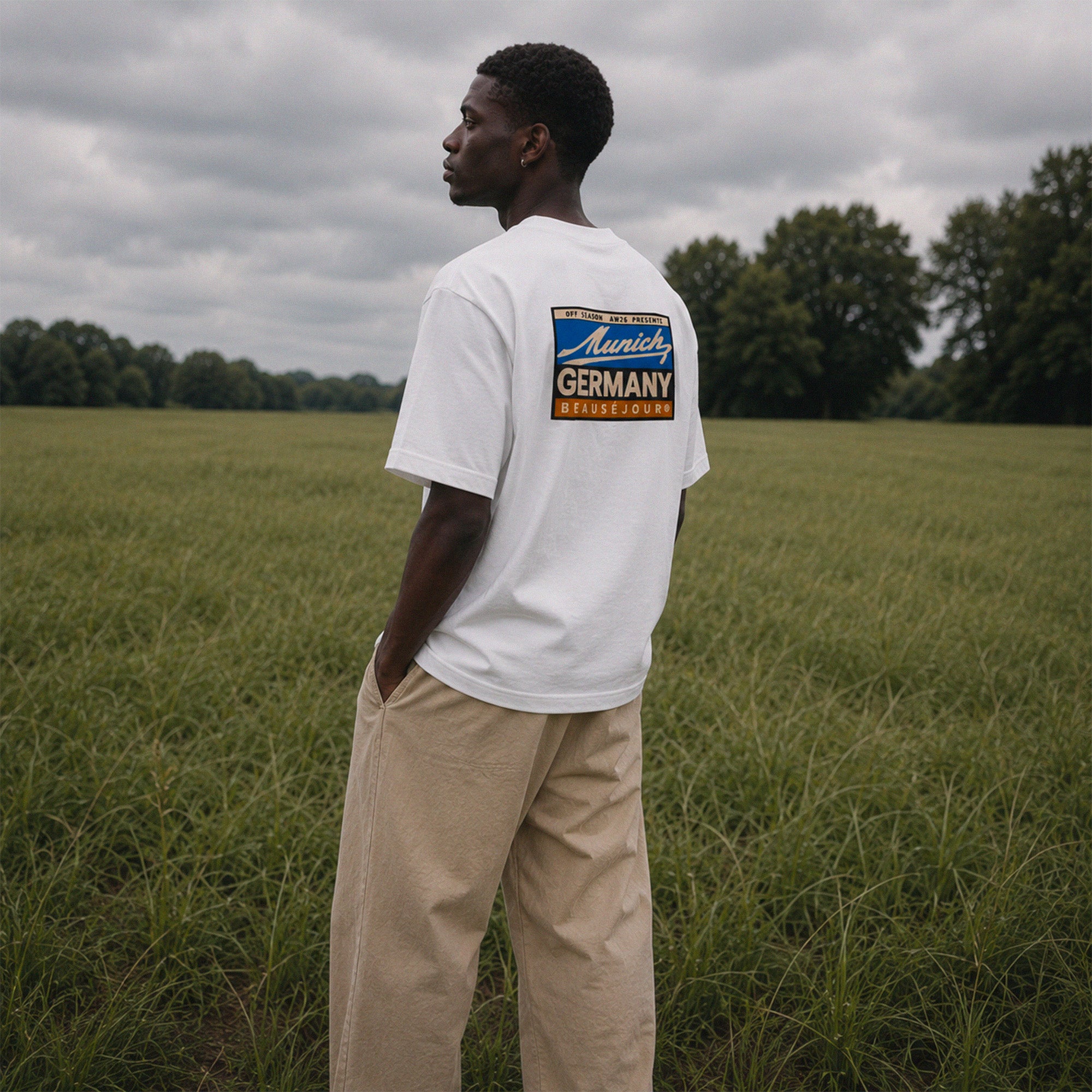 T-Shirt Boxy Off Season Munich Beauséjour® coloris blanc homme, impression graphique Off Season Munich dans le dos, vue de dos.