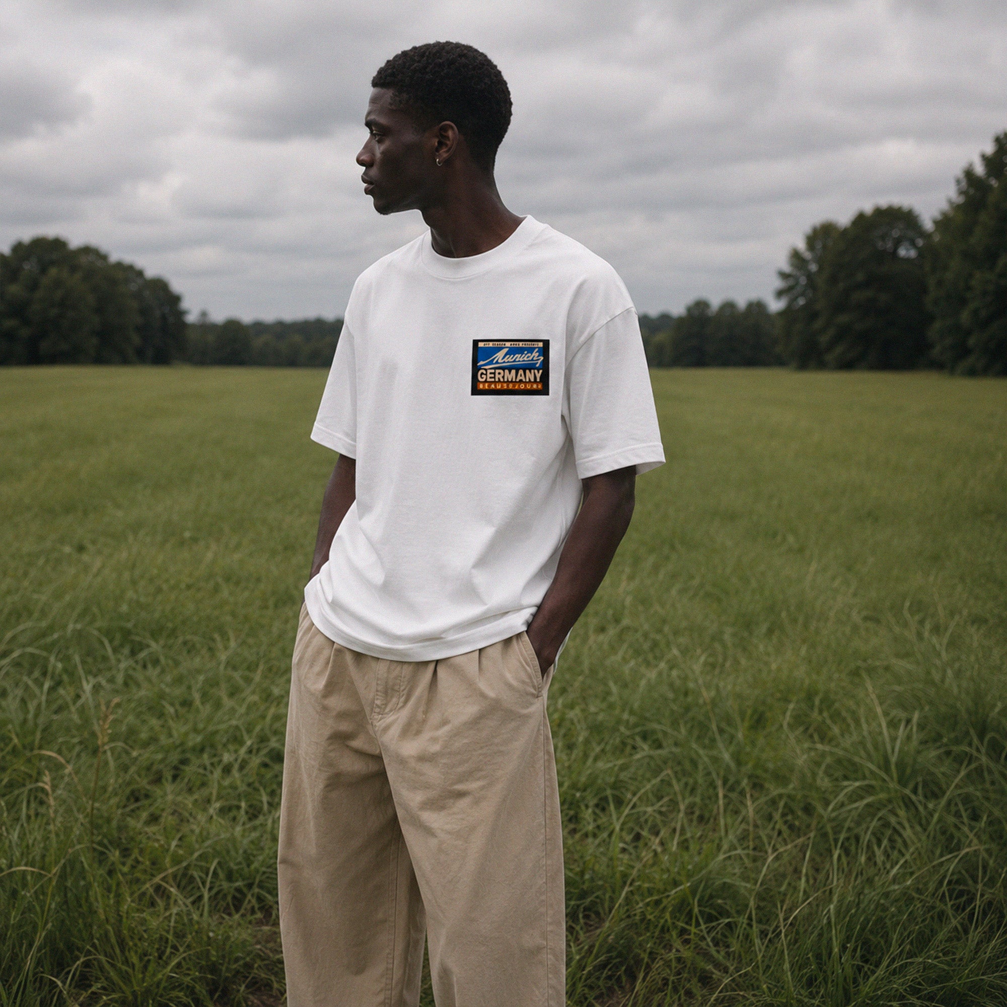 T-Shirt Boxy Off Season Munich Beauséjour® coloris blanc homme, coupe boxy oversize, épaules tombantes, vue de face.