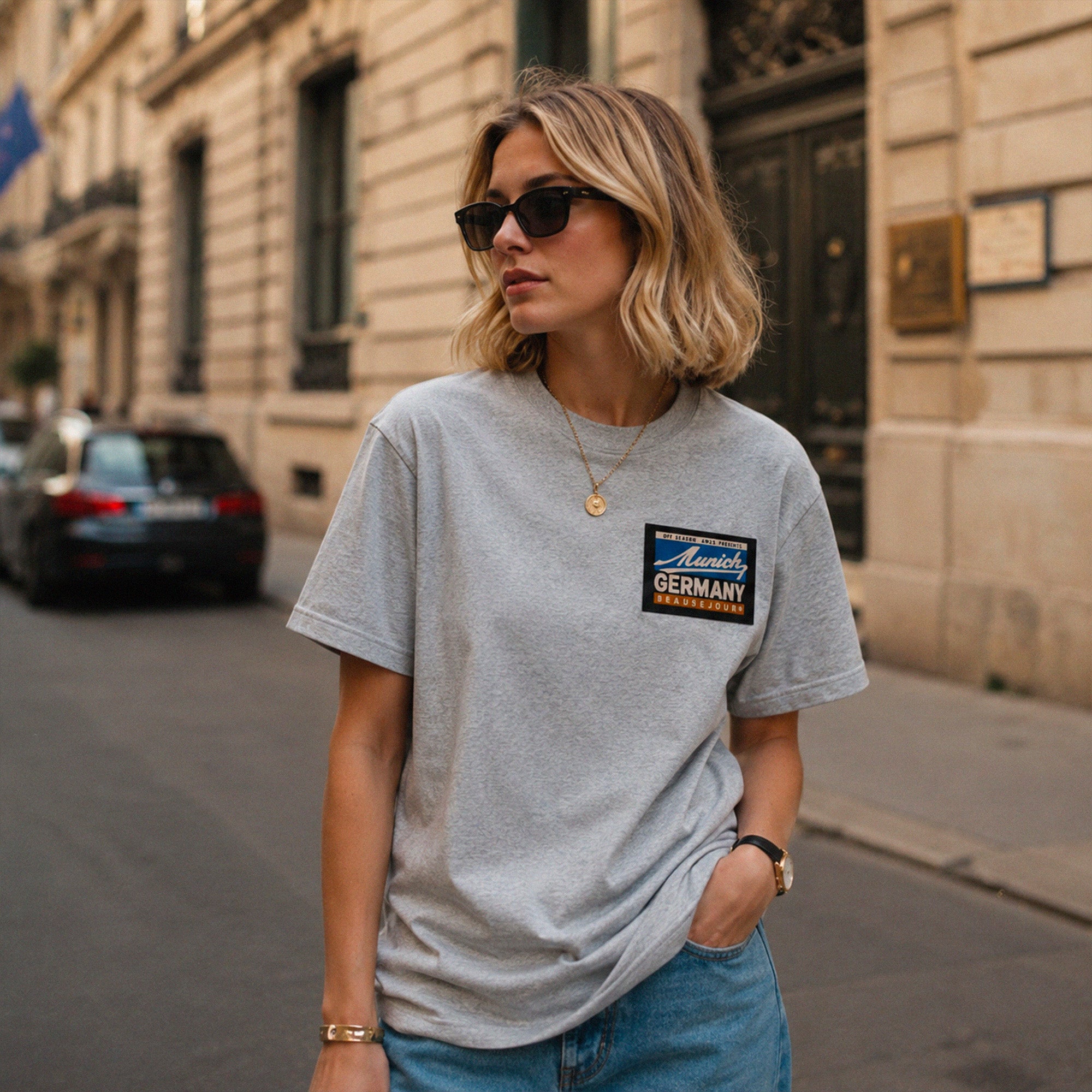 T-Shirt Boxy Off Season Munich Beauséjour® coloris gris femme, coupe boxy oversize, vue de face.
