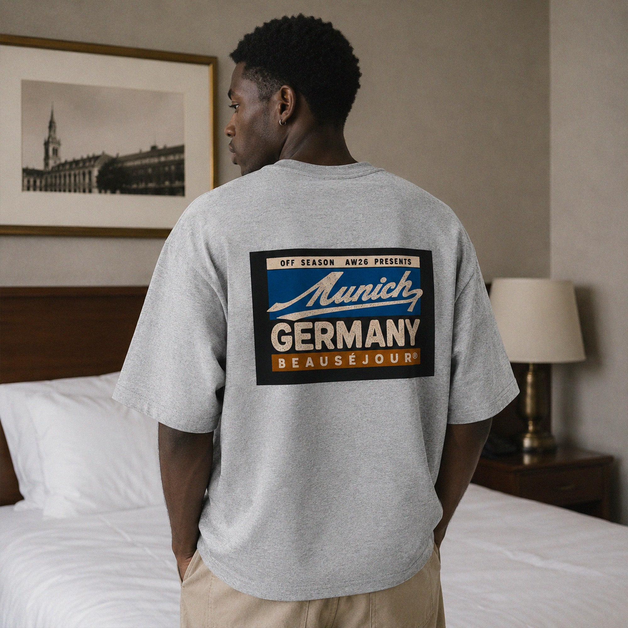 T-Shirt Boxy Off Season Munich Beauséjour® coloris gris homme, coupe boxy oversize, épaules tombantes, vue de face.