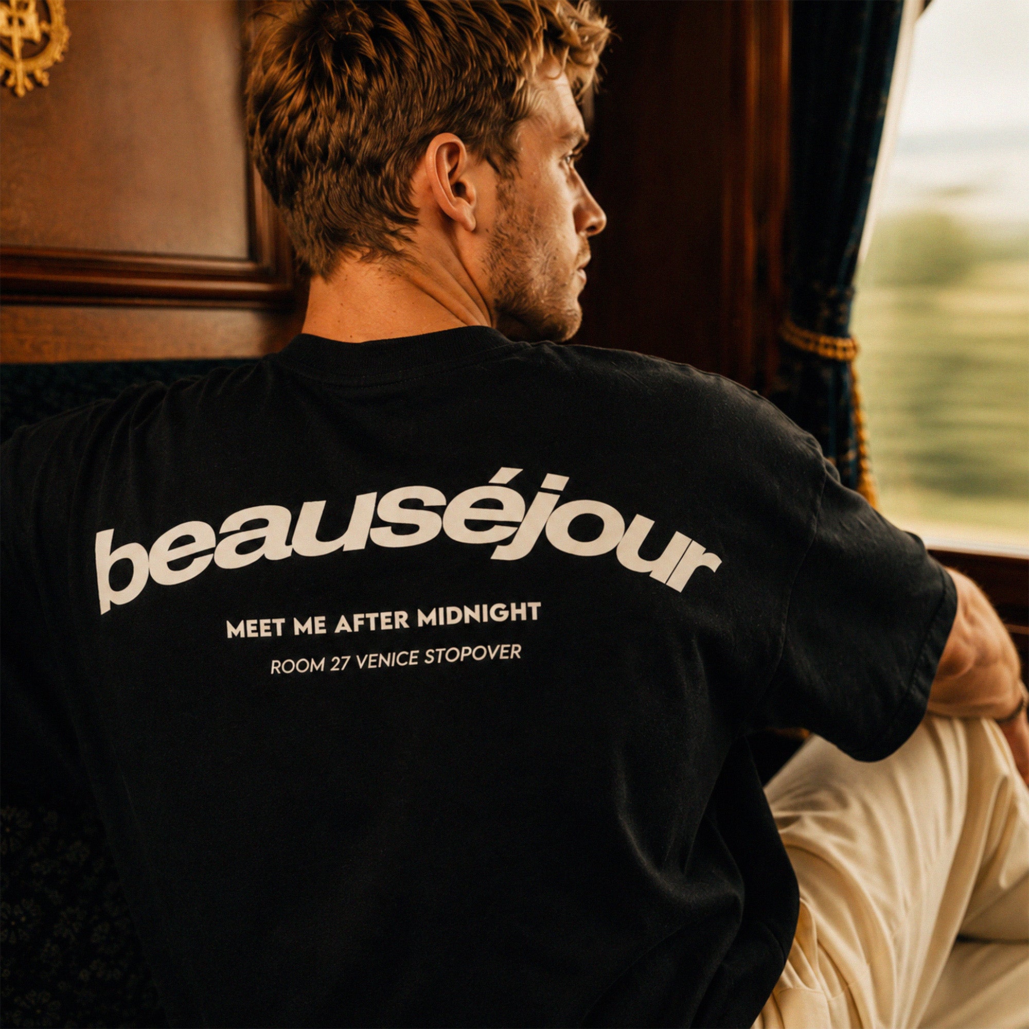 T-shirt boxy Room 27 Venice Beauséjour Orient Express, coloris noir, jersey premium 200 g/m² en coton biologique, imprimé cœur et dos "Room 27 Venice — Meet Me After Midnight", détail de l'imprimé.