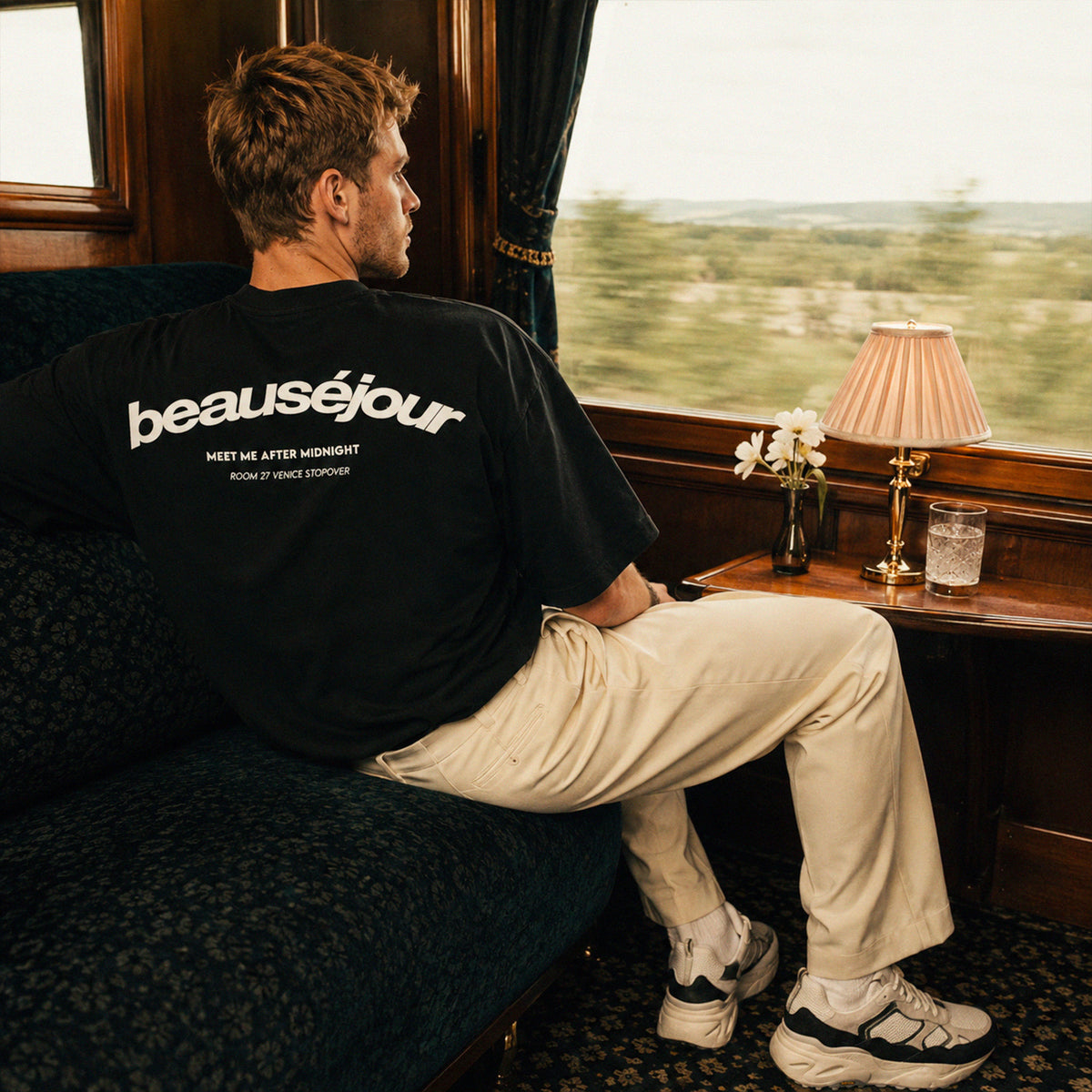 T-shirt boxy Room 27 Venice Beauséjour Orient Express, coloris noir, jersey premium 200 g/m² en coton biologique, imprimé cœur et dos "Room 27 Venice — Meet Me After Midnight", vue de face.