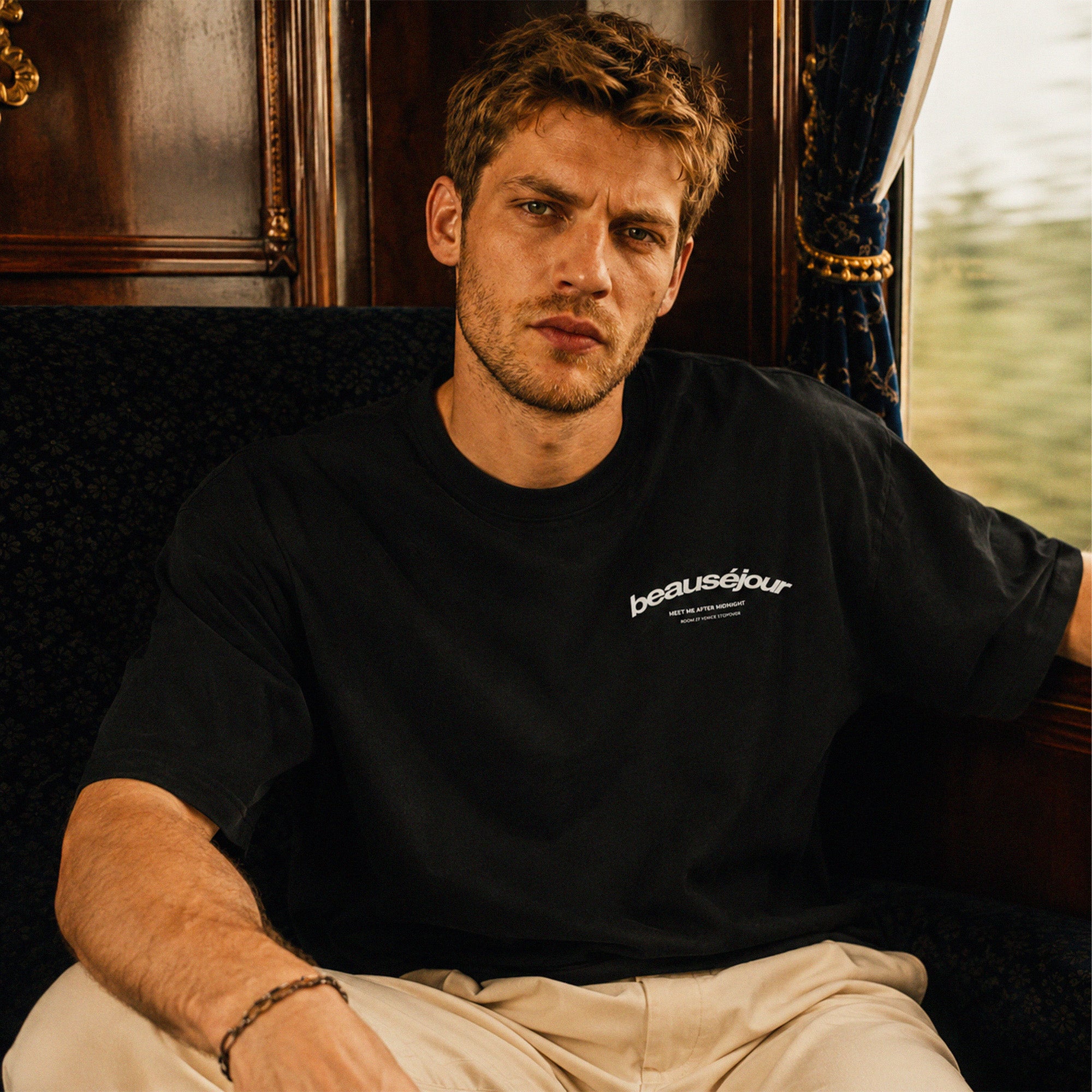 T-shirt boxy Room 27 Venice Beauséjour Orient Express, coloris noir, jersey premium 200 g/m² en coton biologique, imprimé cœur et dos "Room 27 Venice — Meet Me After Midnight", look complet.