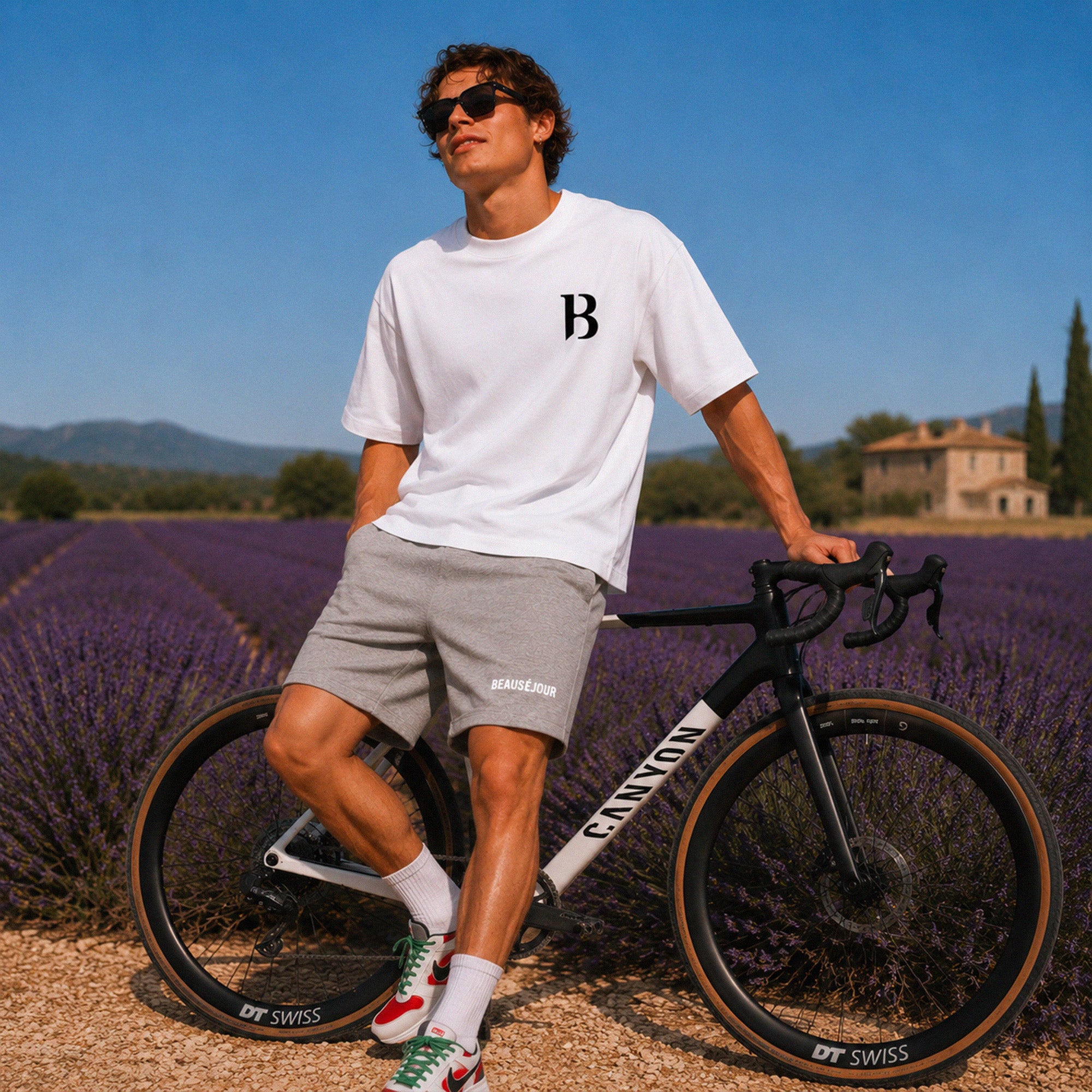 T-shirt boxy Signature B Beauséjour, coloris blanc, jersey grosse maille 100% coton biologique Ring Spun Carded, logo B Beauséjour poitrine, coupe boxy contemporaine, vue de dos.