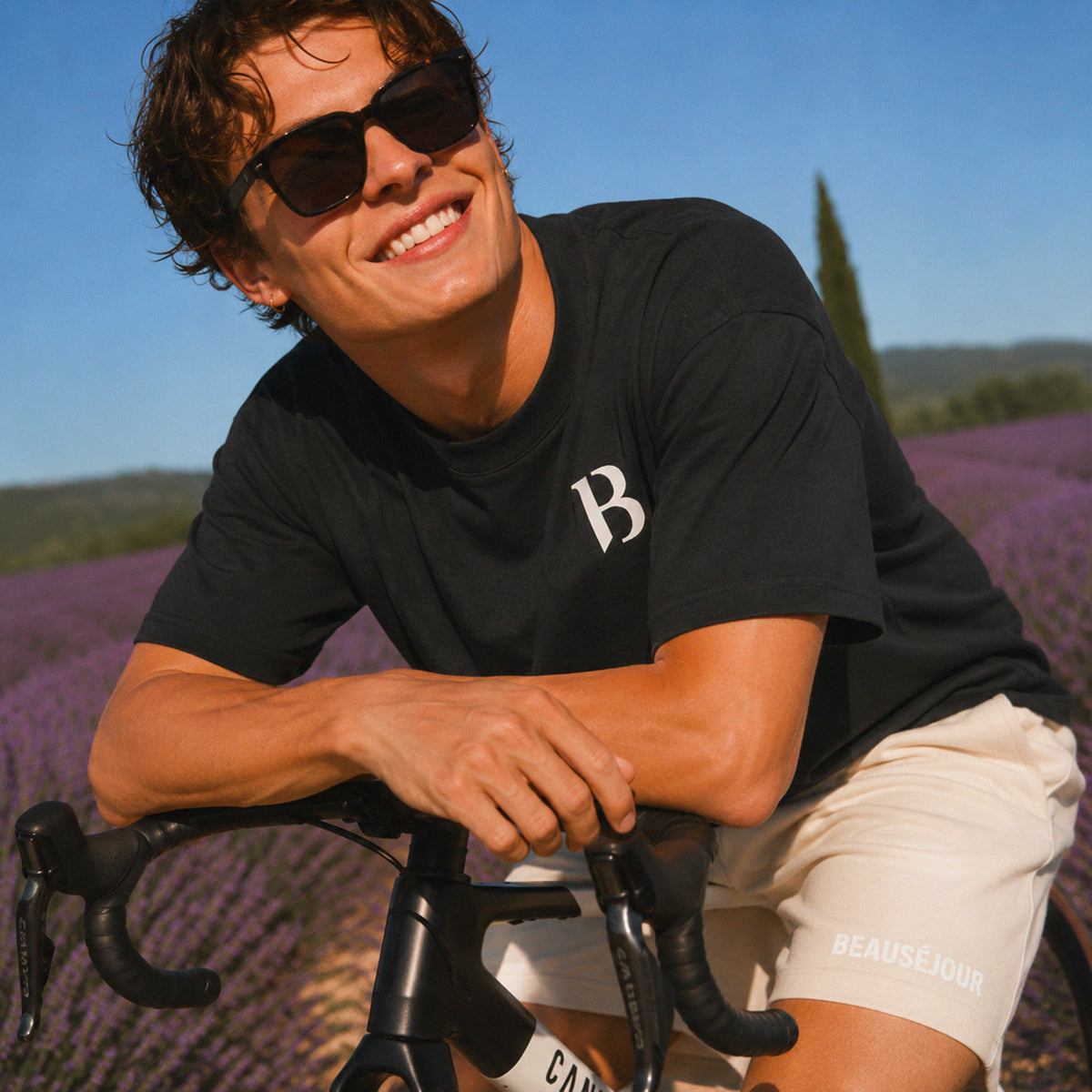 T-shirt boxy Signature B Beauséjour, coloris noir, jersey grosse maille 100% coton biologique Ring Spun Carded, logo B Beauséjour poitrine, coupe boxy contemporaine, détail du logo B.