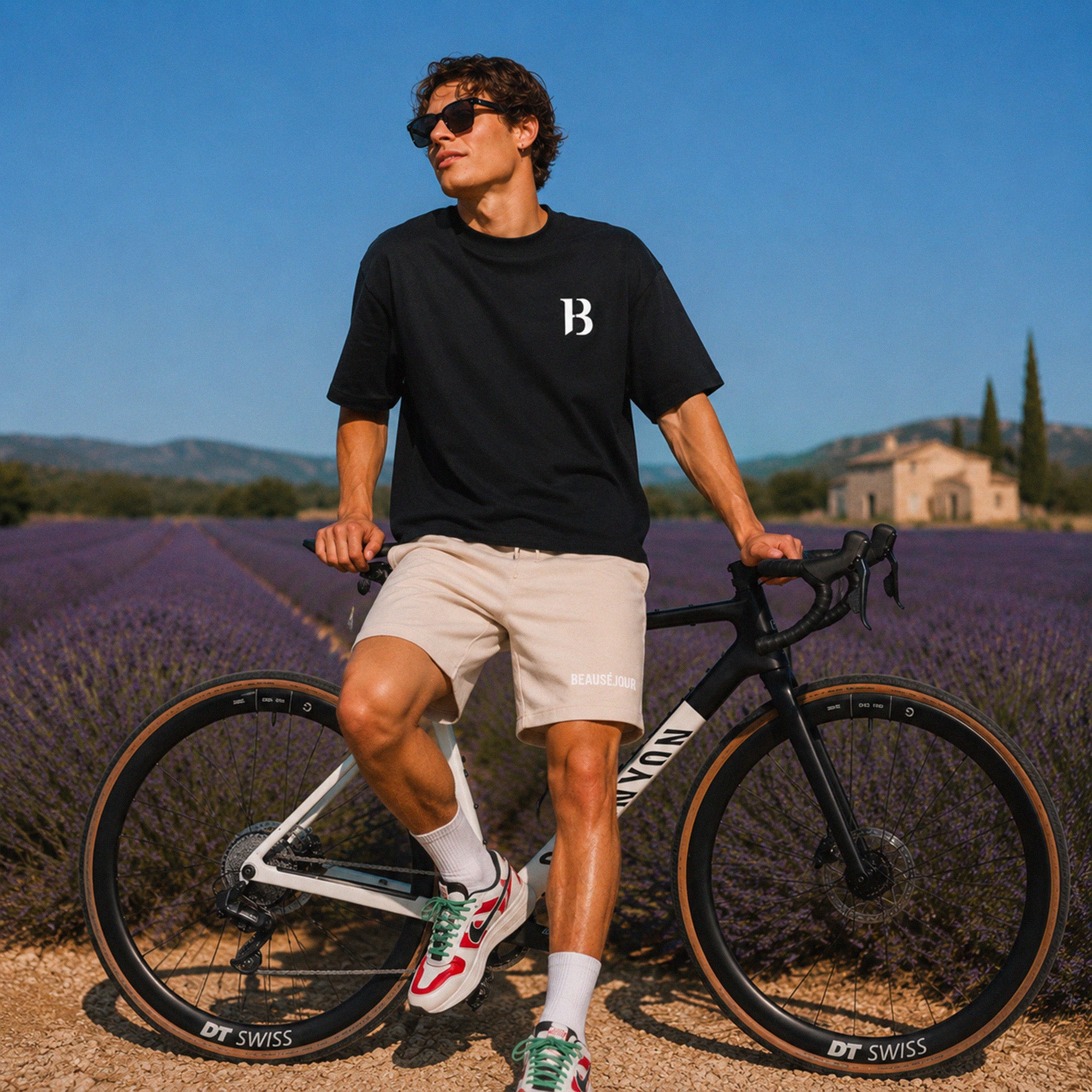 T-shirt boxy Signature B Beauséjour, coloris noir, jersey grosse maille 100% coton biologique Ring Spun Carded, logo B Beauséjour poitrine, coupe boxy contemporaine, vue de dos.