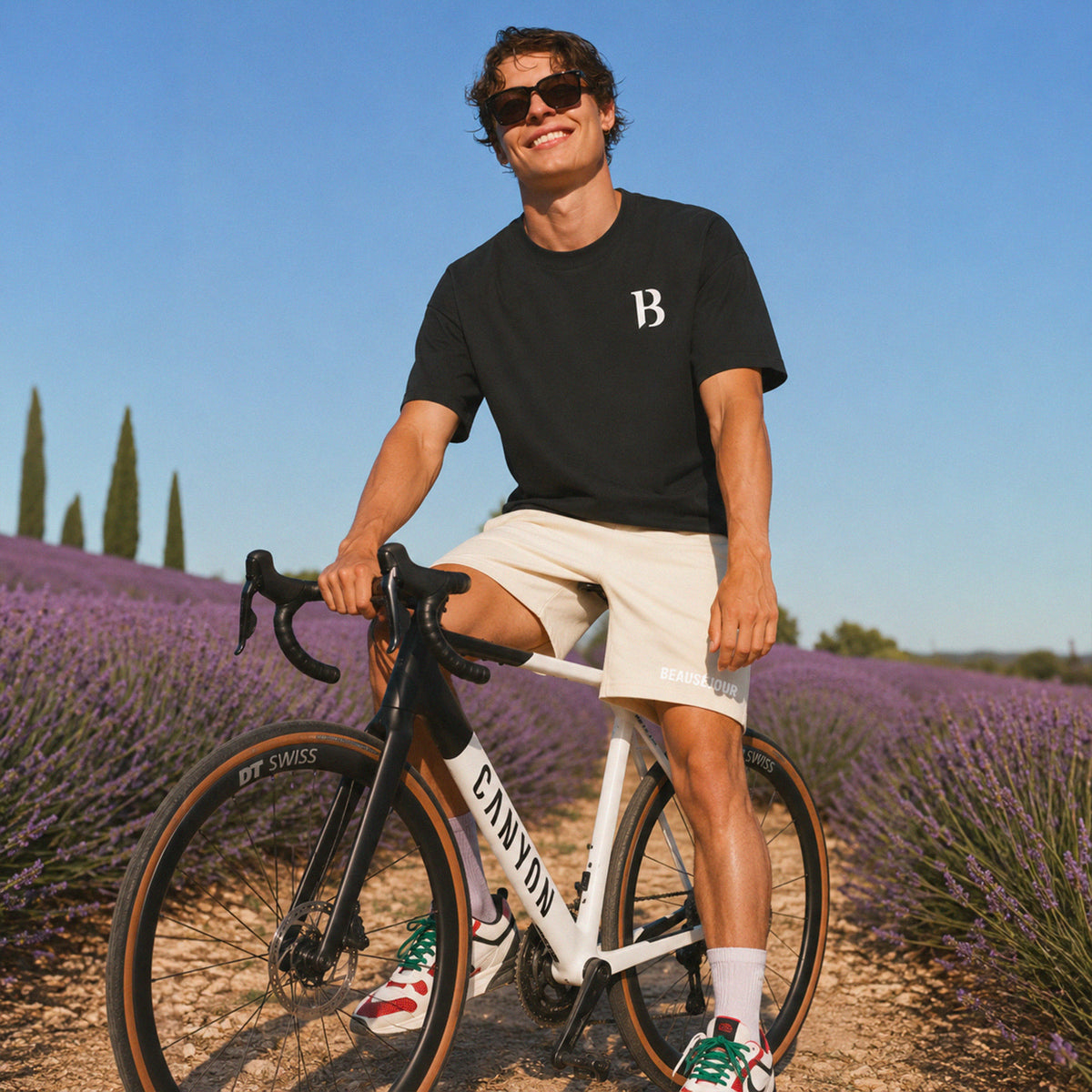 T-shirt boxy Signature B Beauséjour, coloris noir, jersey grosse maille 100% coton biologique Ring Spun Carded, logo B Beauséjour poitrine, coupe boxy contemporaine, look complet.