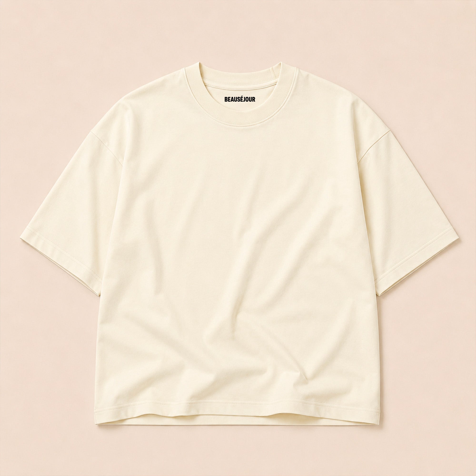 Packshot du t-shirt boxy crème Tennis Club Beauséjour, vue de face, coton premium 200g.