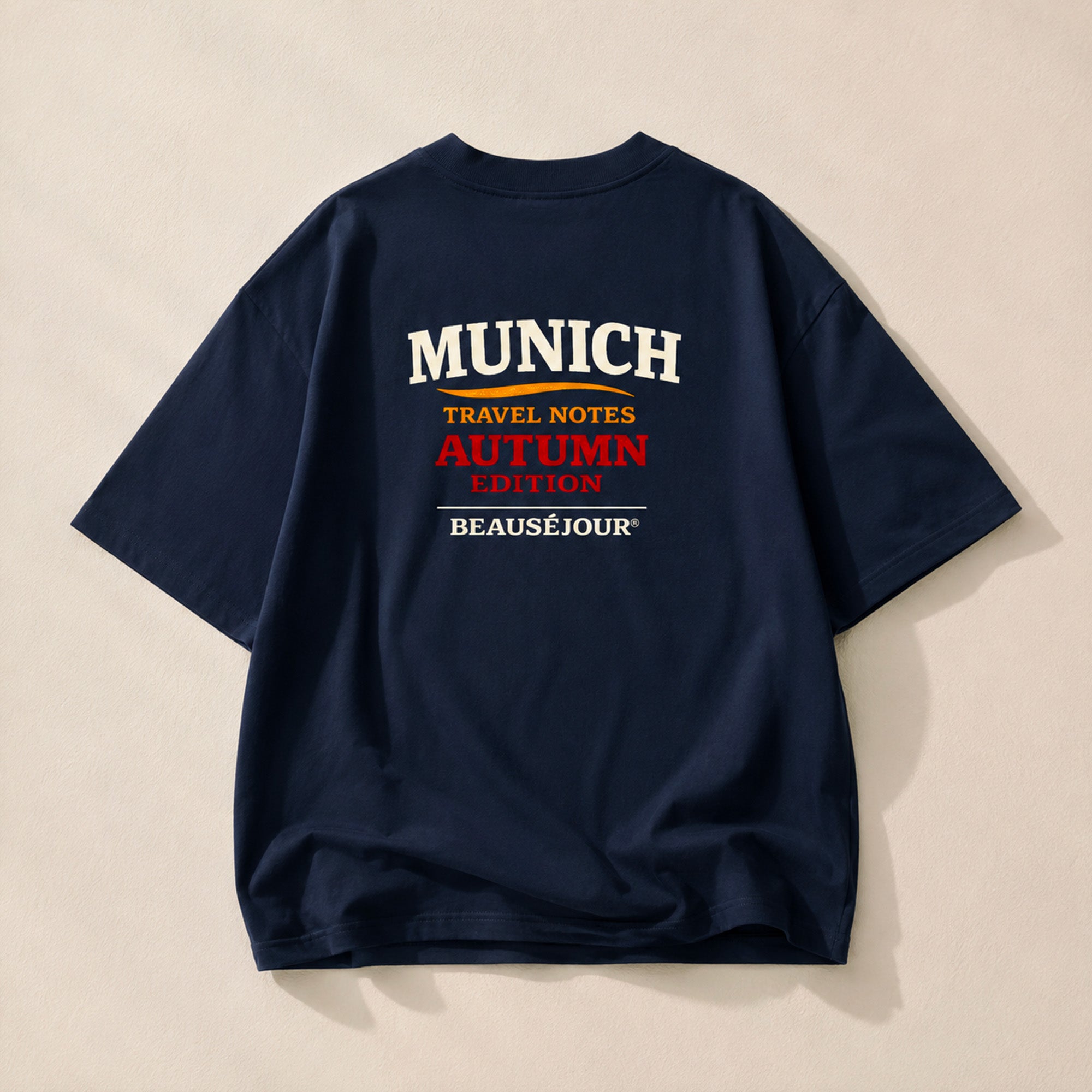T-Shirt Boxy Travel Notes Munich Beauséjour® coloris bleu marine, impression Travel Notes dans le dos, vue de dos.