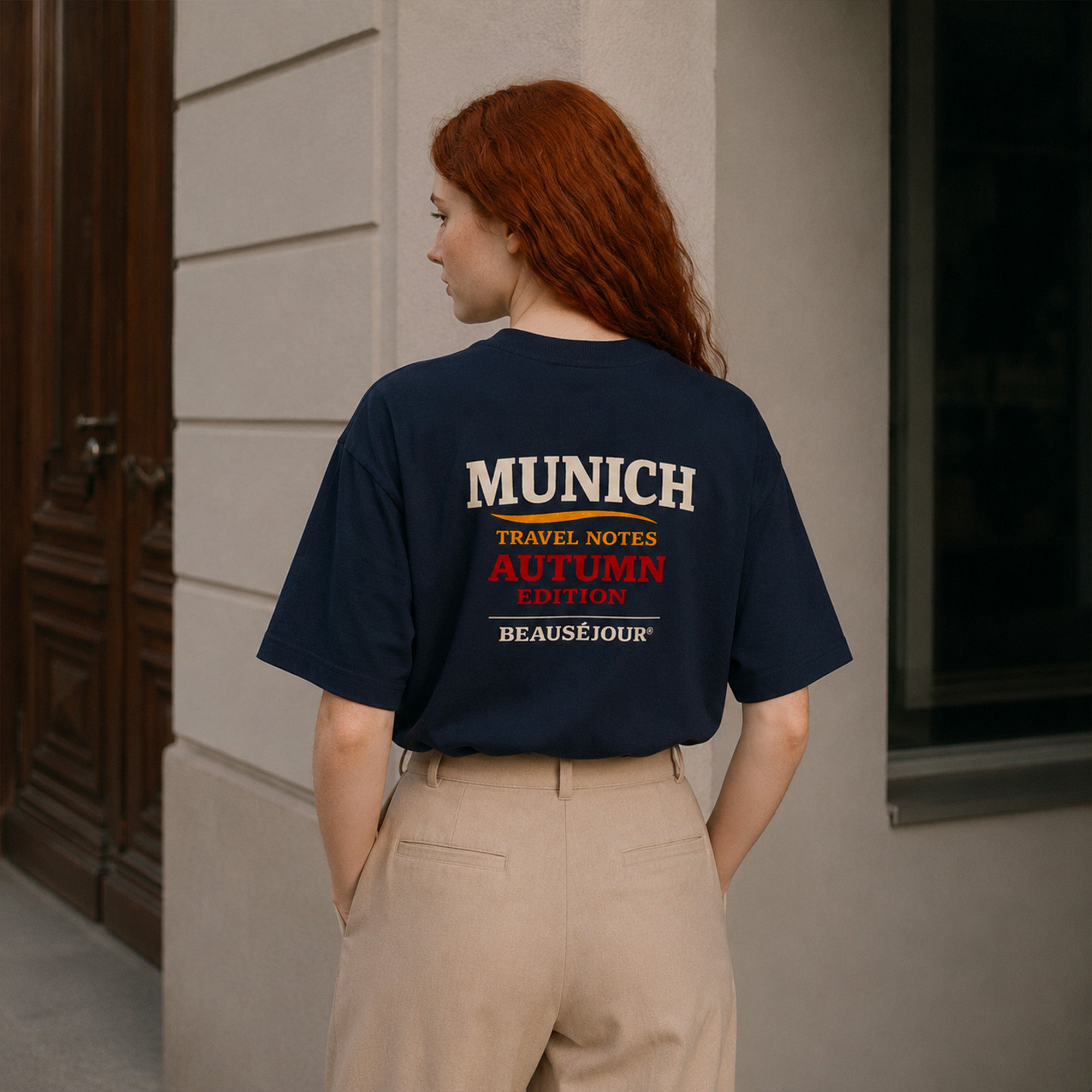 T-Shirt Boxy Travel Notes Munich Beauséjour® coloris bleu marine femme, coupe boxy oversize, vue de face.