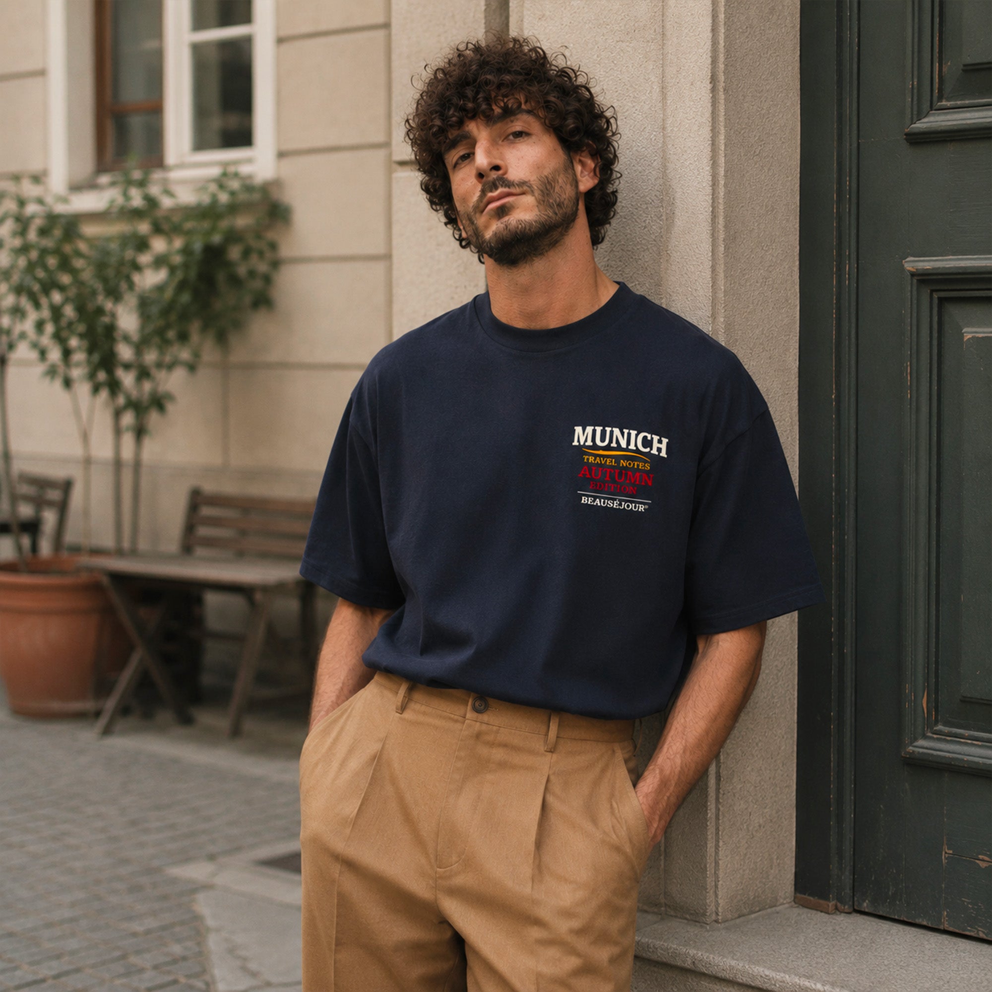 T-Shirt Boxy Travel Notes Munich Beauséjour® coloris bleu marine homme, impression Travel Notes Autumn Edition dans le dos, vue de dos.
