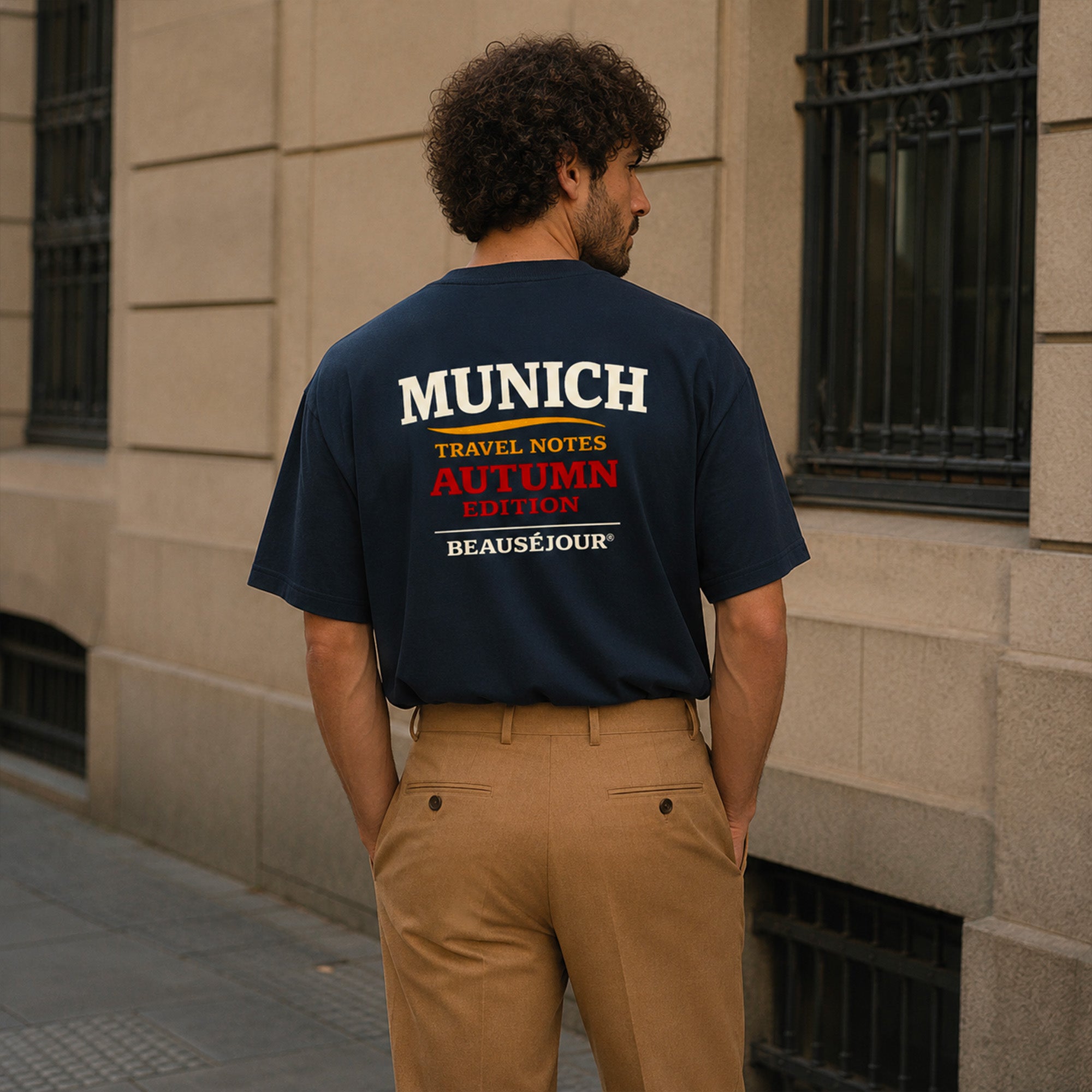 T-Shirt Boxy Travel Notes Munich Beauséjour® coloris bleu marine homme, coupe boxy oversize, épaules tombantes, vue de face.
