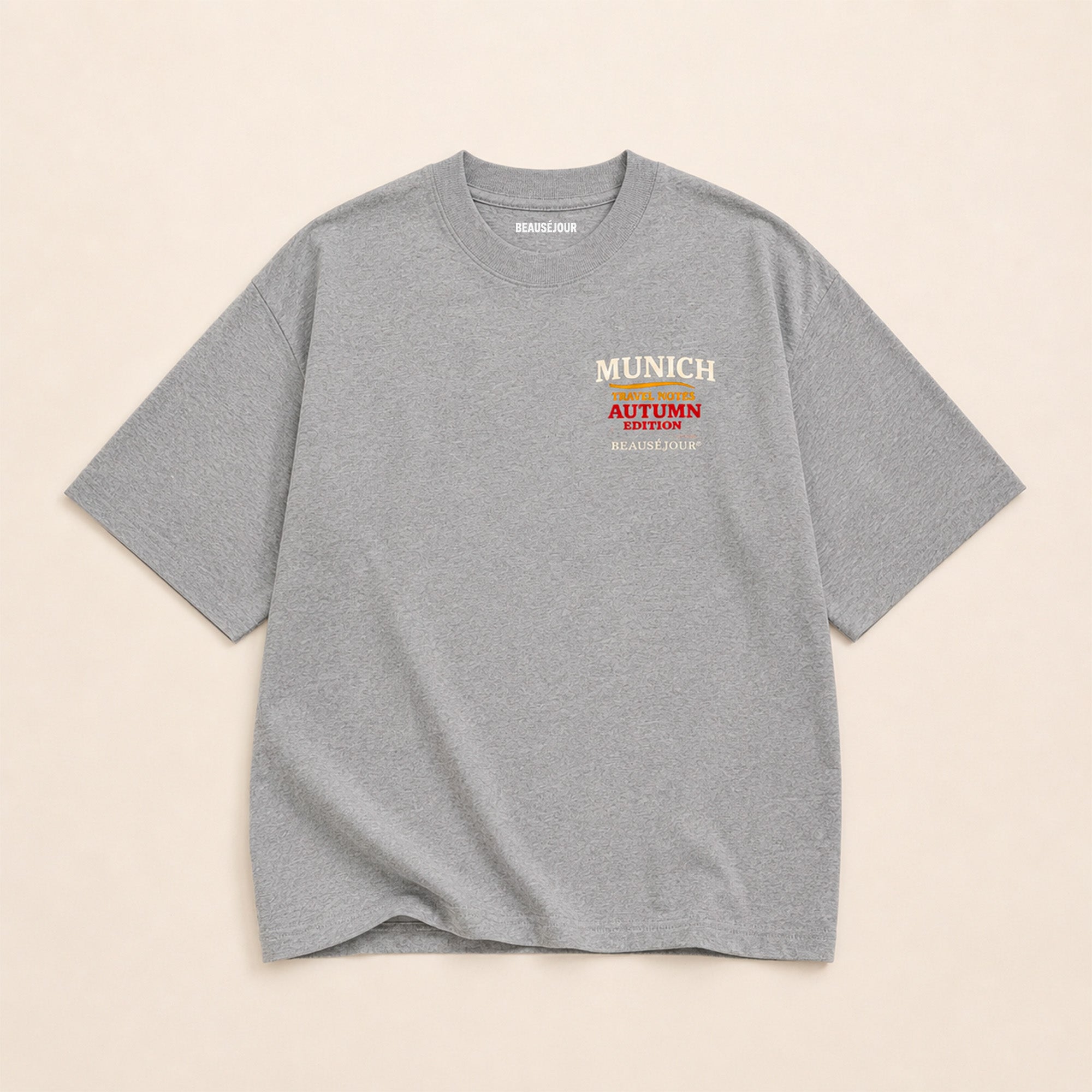 T-Shirt Boxy Travel Notes Munich Beauséjour® coloris gris, 100% coton premium 200g/m², coupe boxy oversize, vue de face.