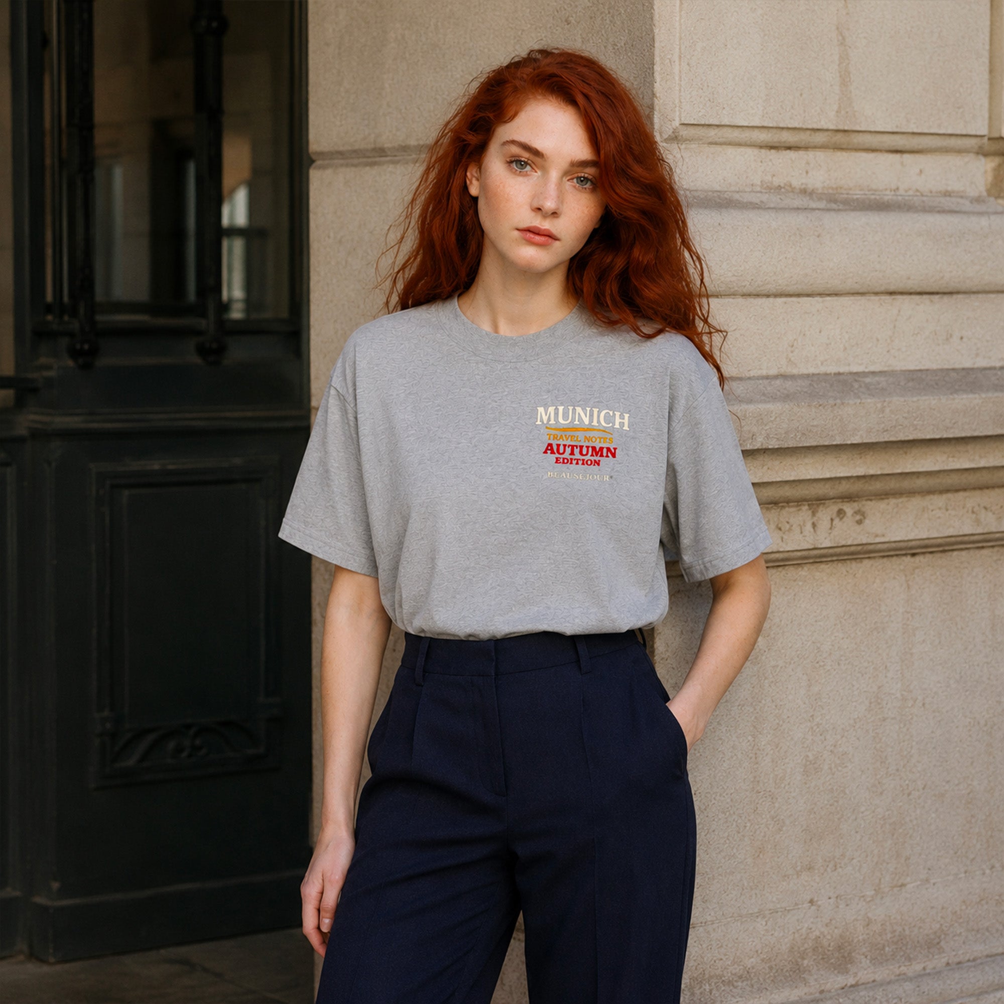 T-Shirt Boxy Travel Notes Munich Beauséjour® coloris gris femme, détail de l'impression Travel Notes dans le dos.