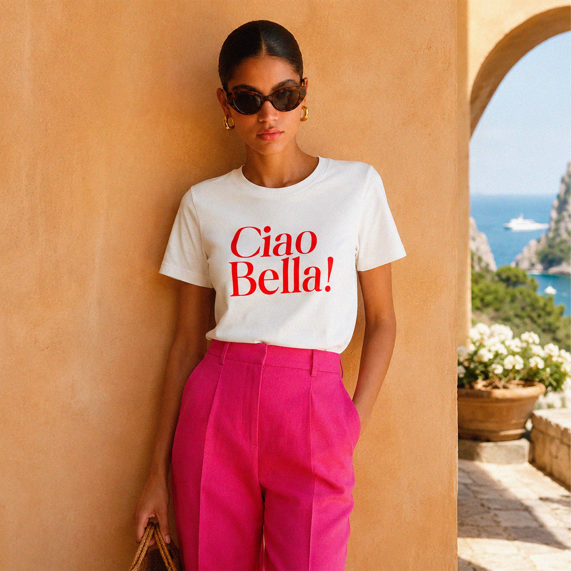 Femme portant un tshirt blanc Ciao Bella avec inscription rouge