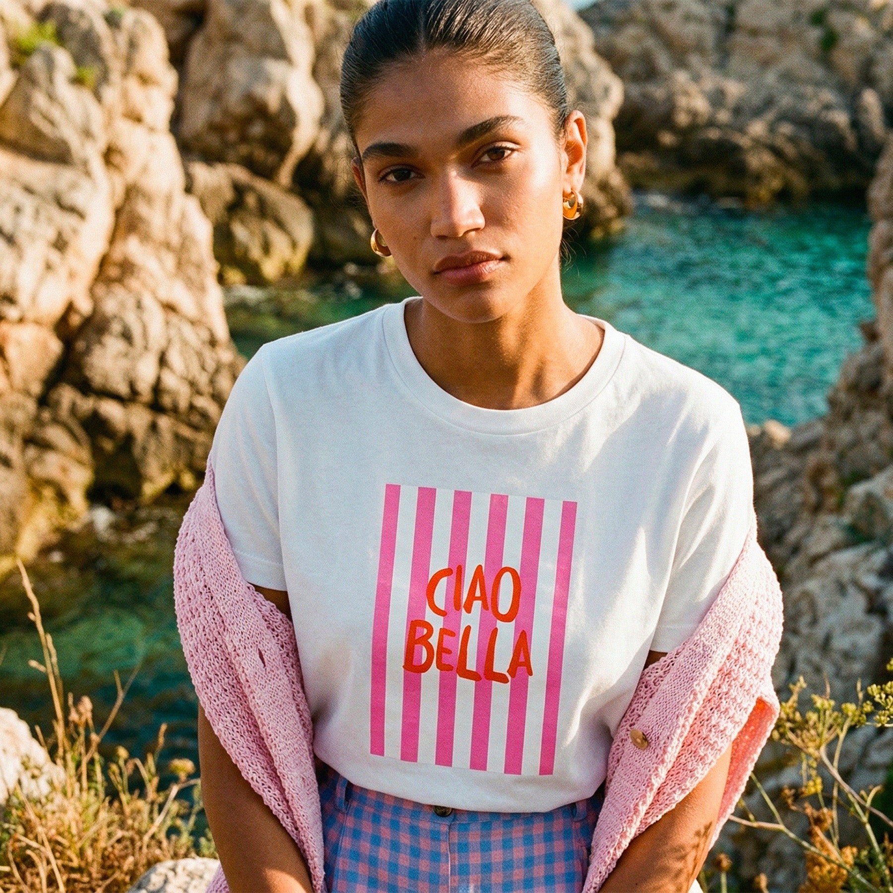Look estival femme avec tshirt Ciao Bella blanc et pantalon rose sur la cote amalfitaine