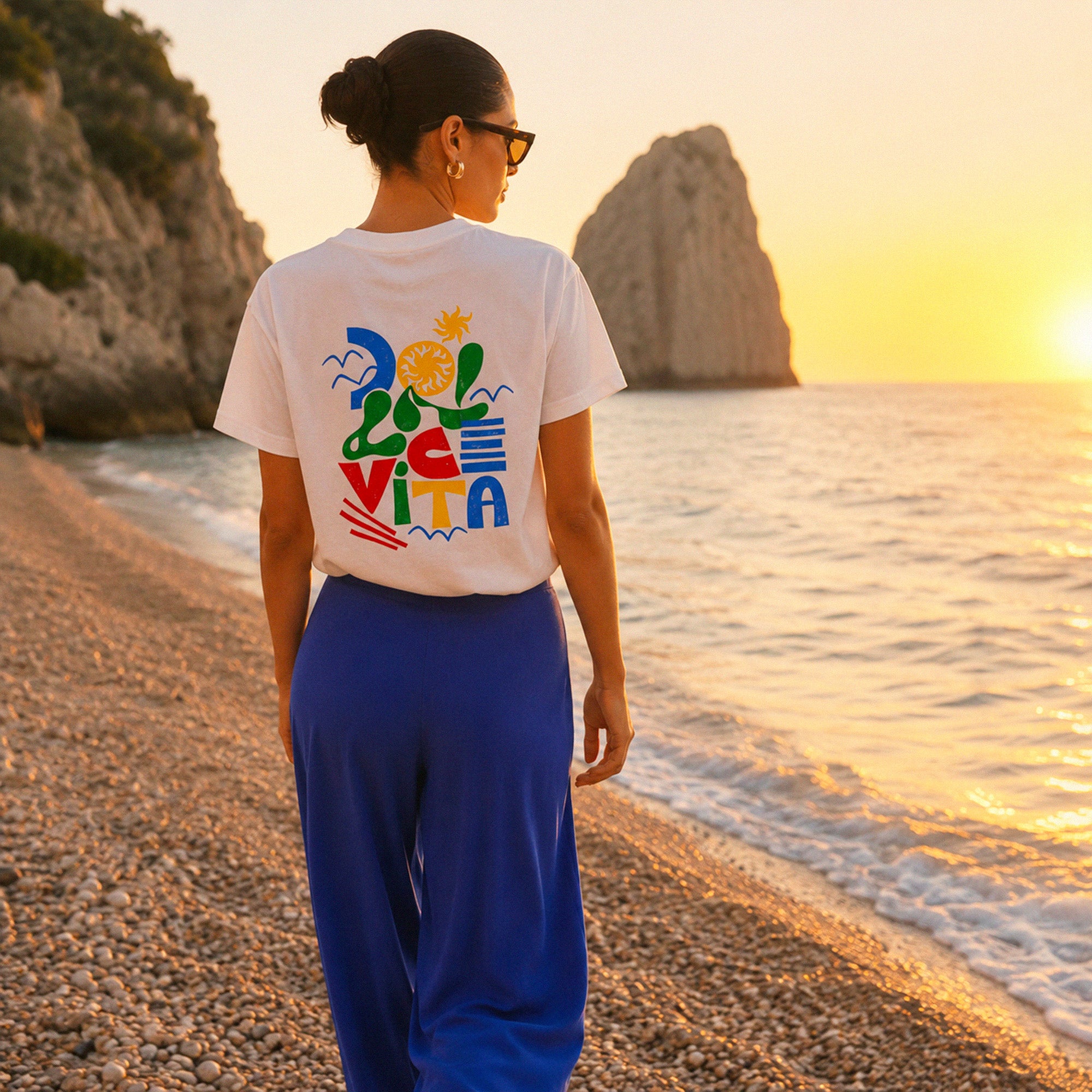 Femme portant un tshirt Dolce Vita colore au bord de la mer en Italie