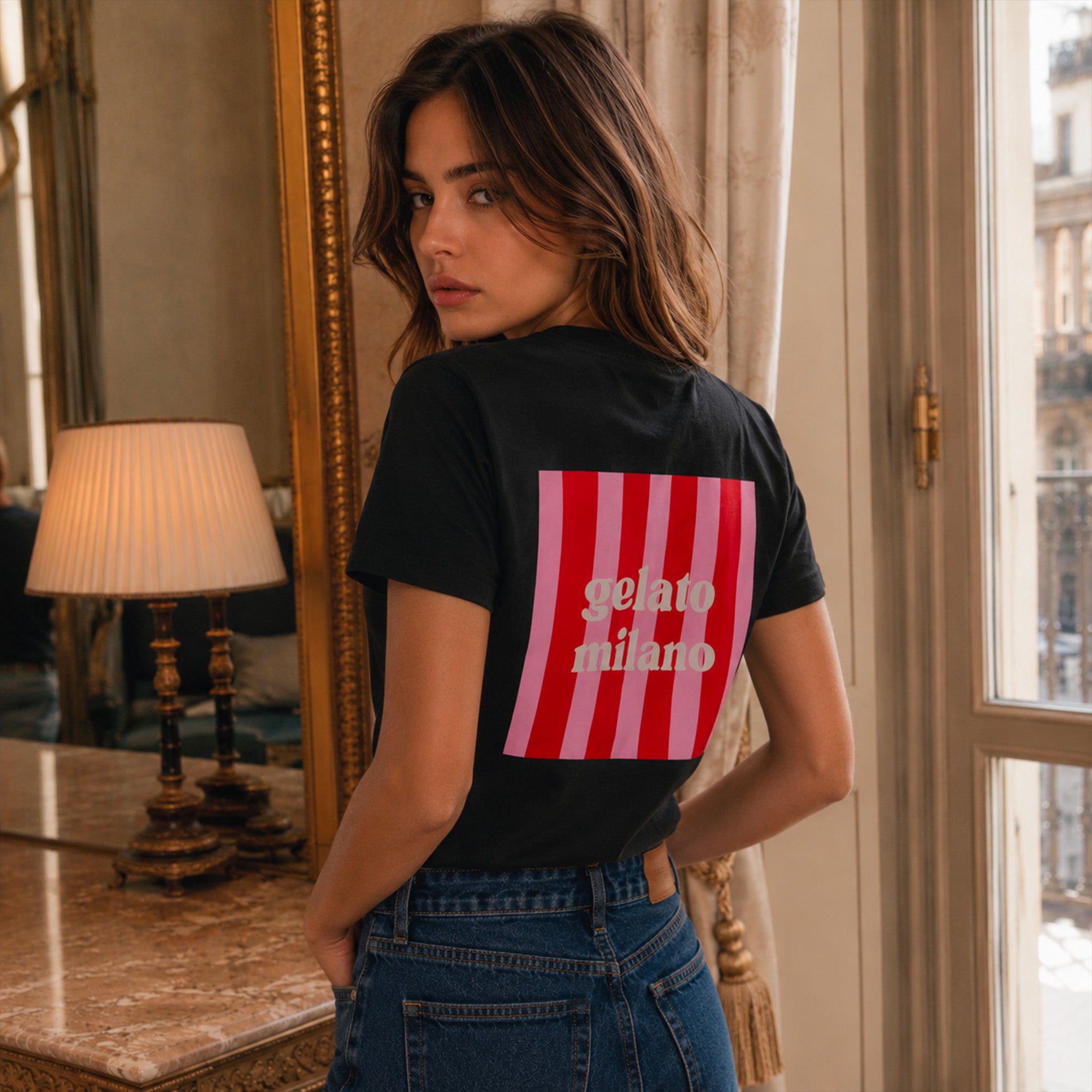 Femme portant un t shirt noir gelato milano en coton biologique