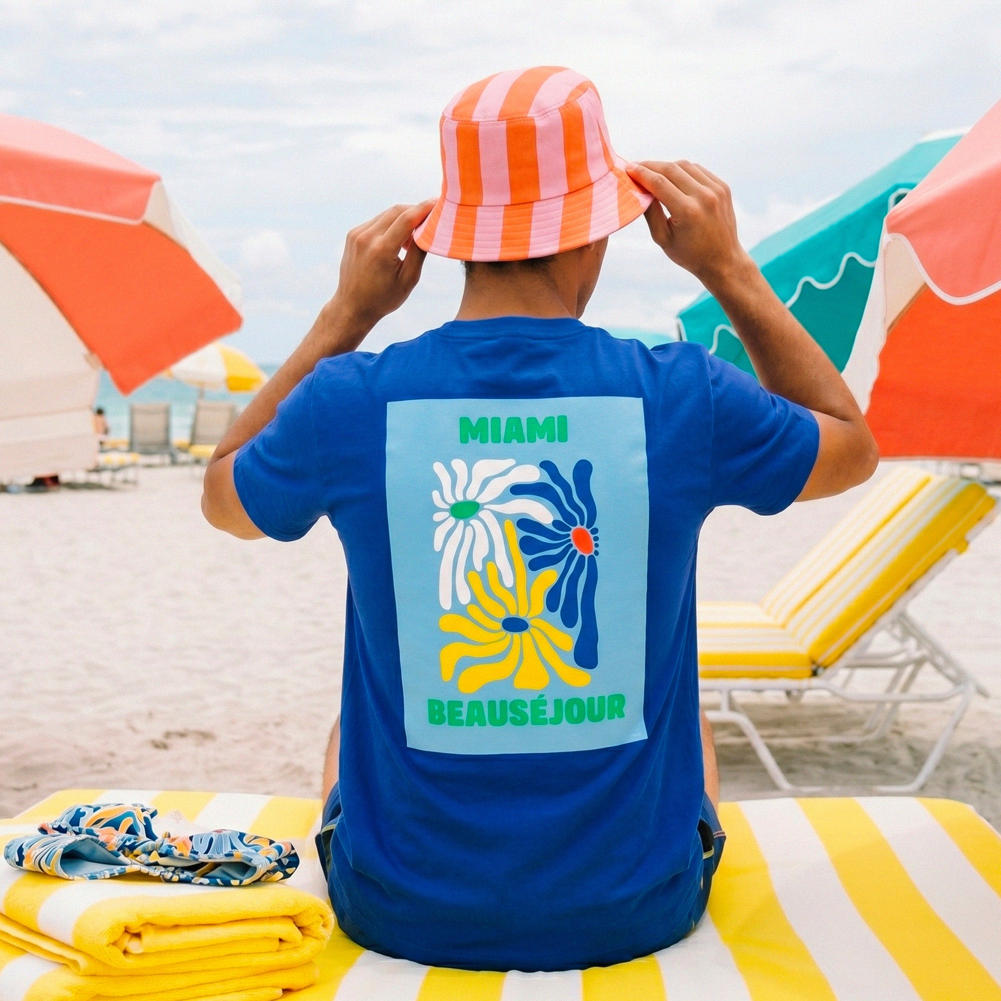 tshirt bleu design graphique miami fleurs style pop