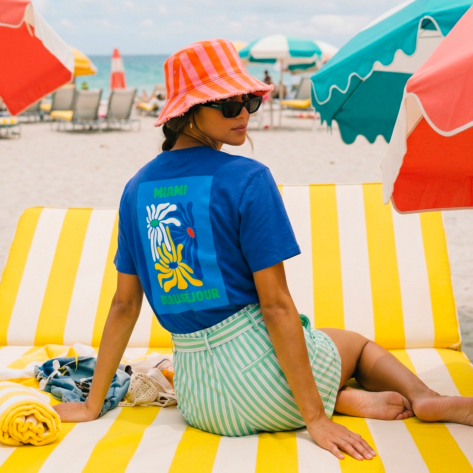 tshirt bleu design graphique miami fleurs style pop
