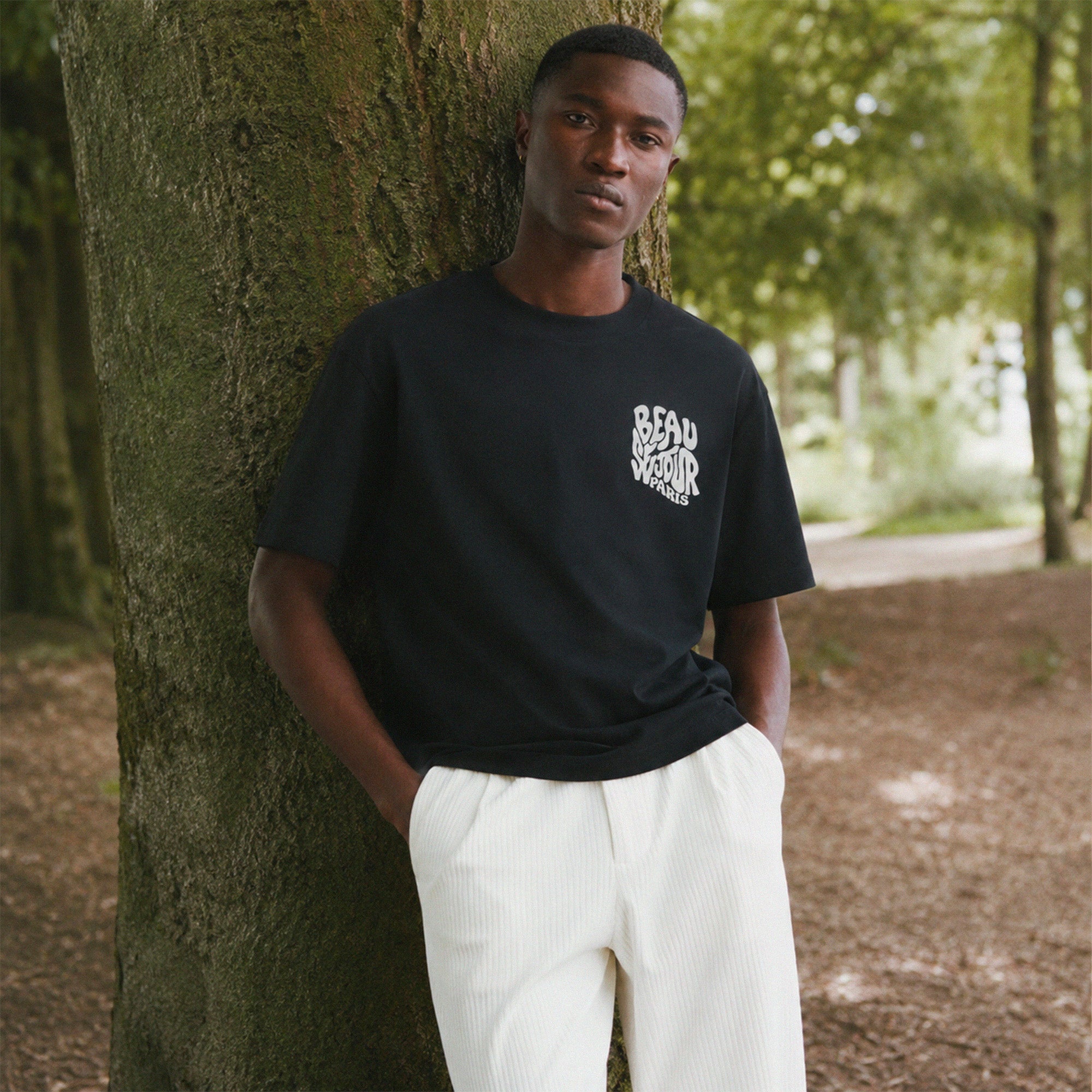 T shirt noir Beausejour Paris avec logo blanc au dos