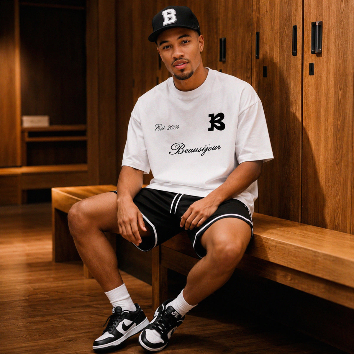 T-shirt oversize Est. 2024 Beauséjour® coloris blanc, détail du col rond côtelé et de la mention Est. 2024.