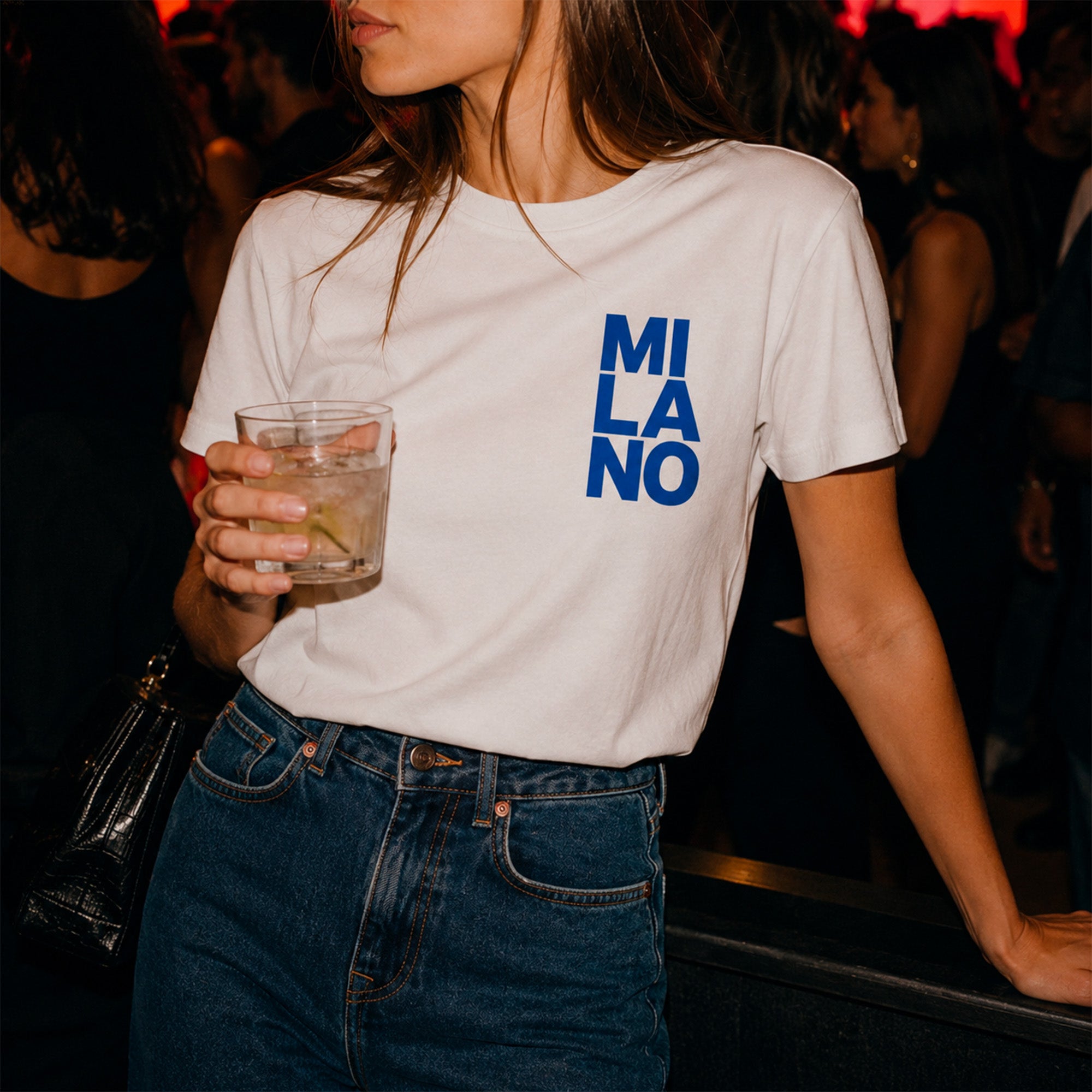 Femme en jean portant un t shirt blanc style milanais