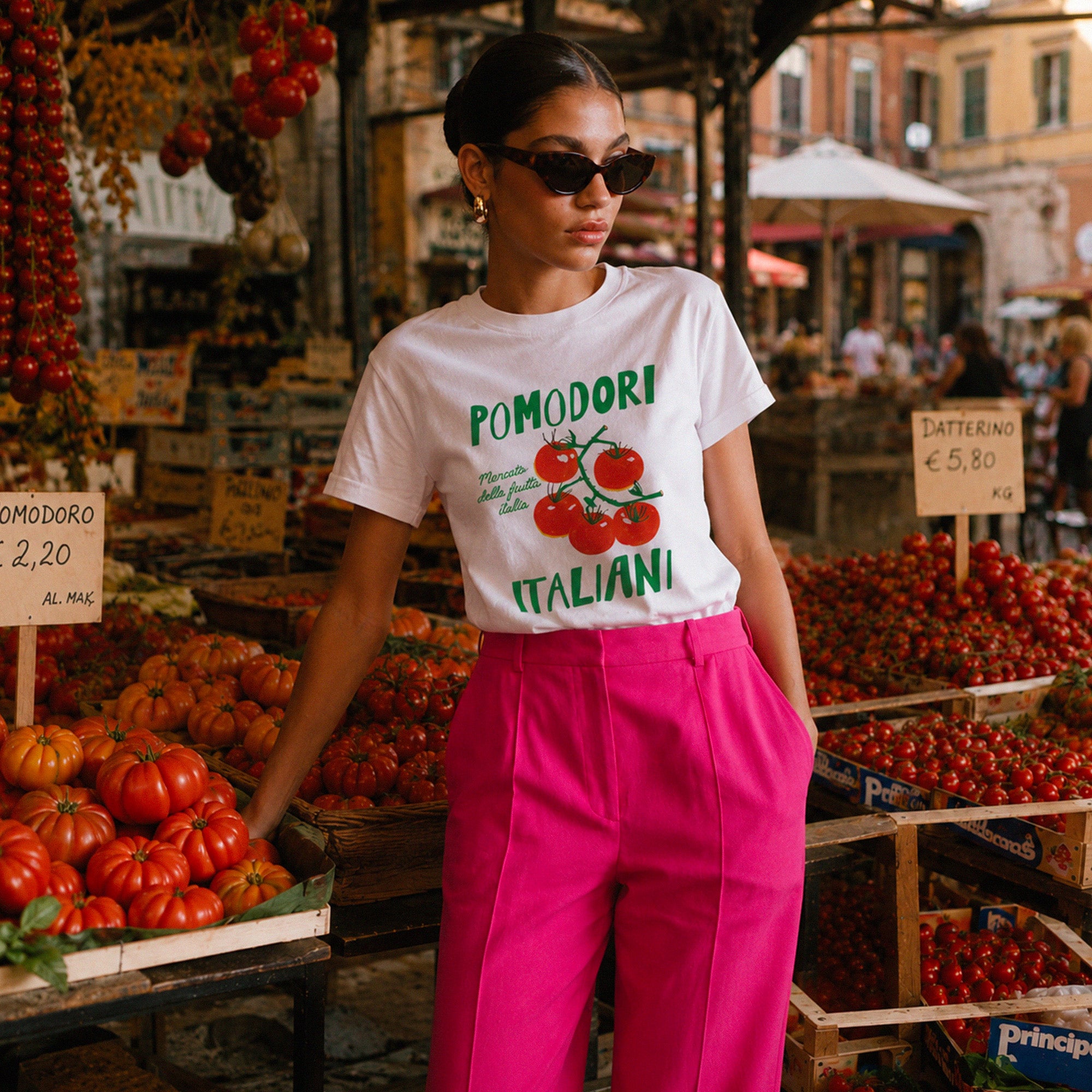 Femme portant un tshirt Pomodori dans un marche italien