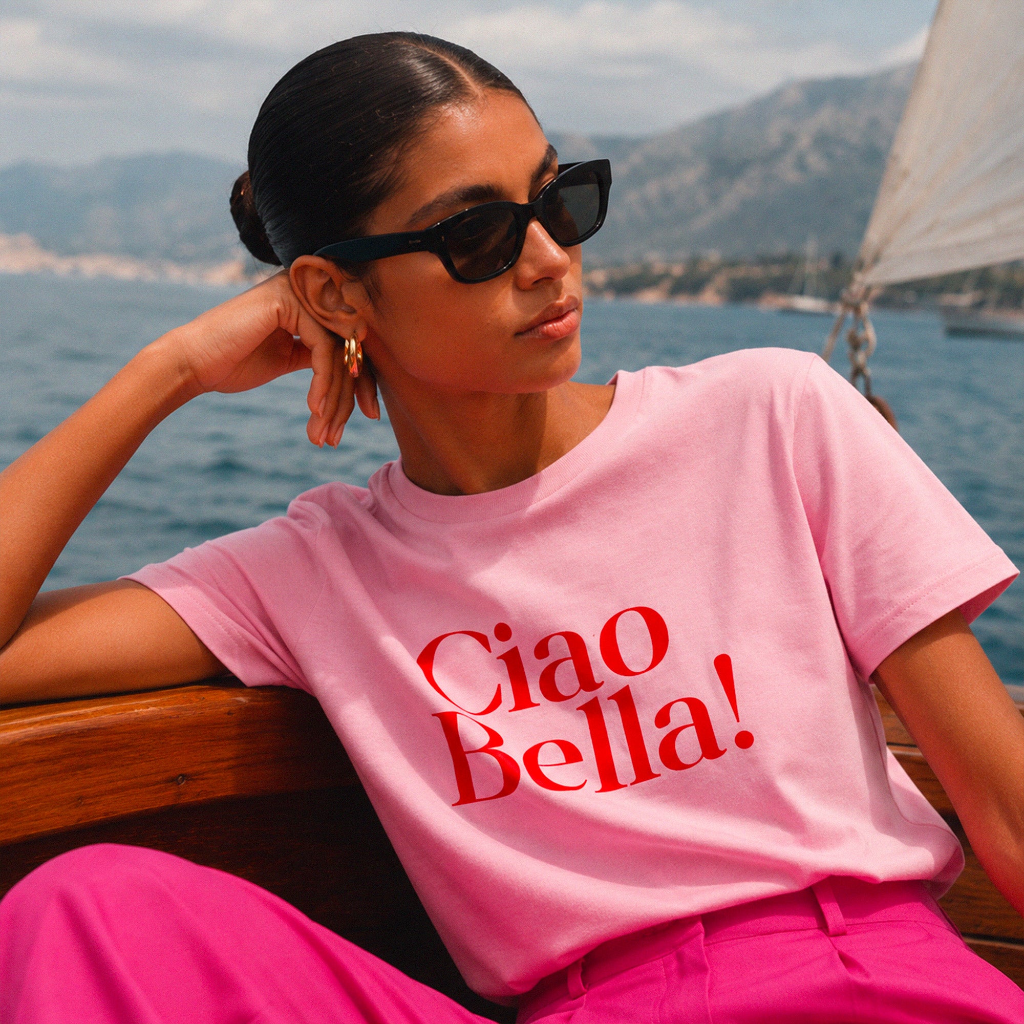 Femme portant un tshirt rose Ciao Bella sur un bateau