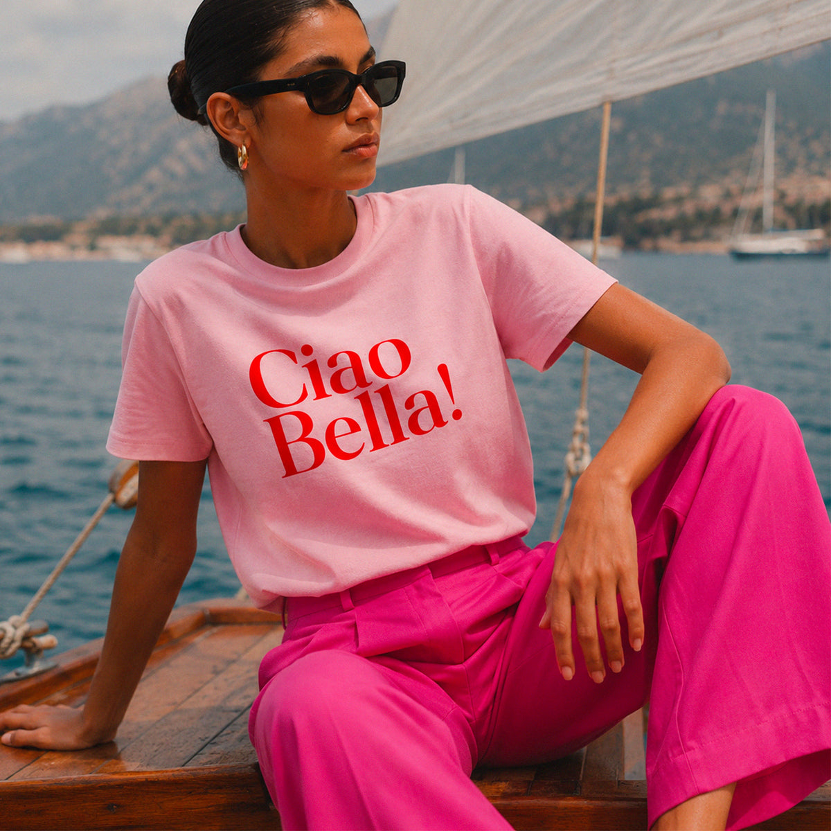 Look estival chic avec le t-shirt rose Ciao Bella et accessoires italiens – Beauséjour France.
