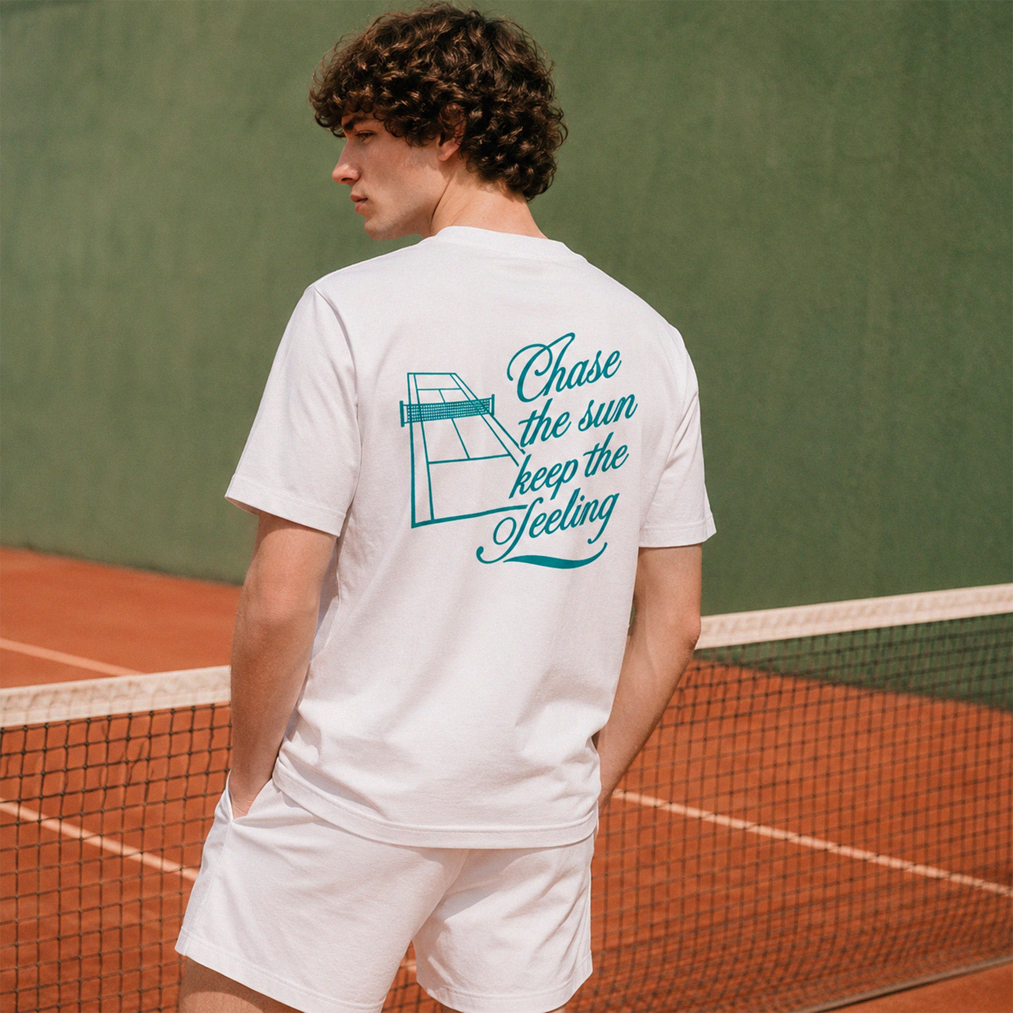 T-shirt tennis chase the sun Beauséjour® homme, 100% coton biologique, illustration tennis inspirée de Saint-Tropez, vue de face.