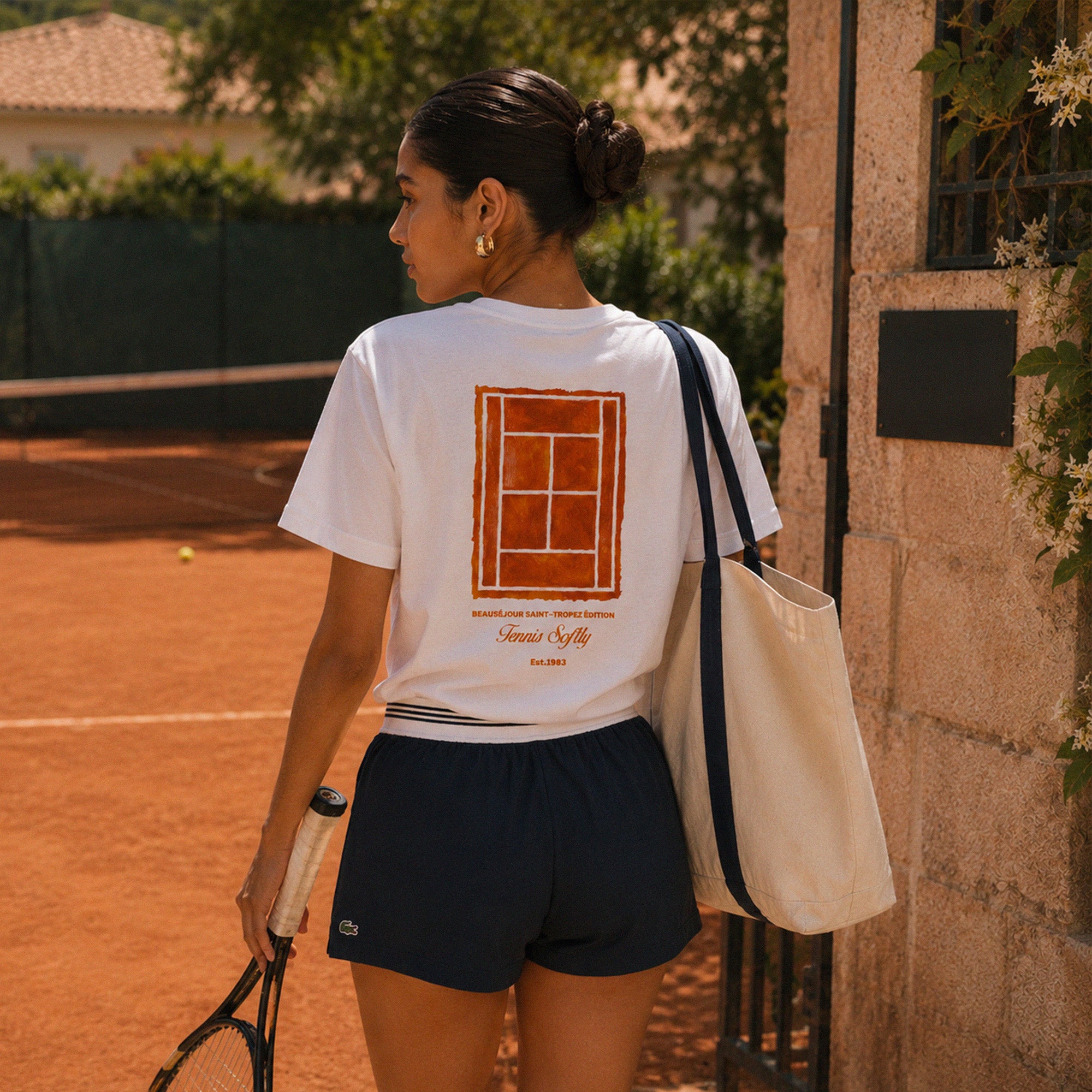 Détail du logo et de l'illustration tennis sur le t-shirt tennis femme Beauséjour® blanc, bande de propreté intérieur col.