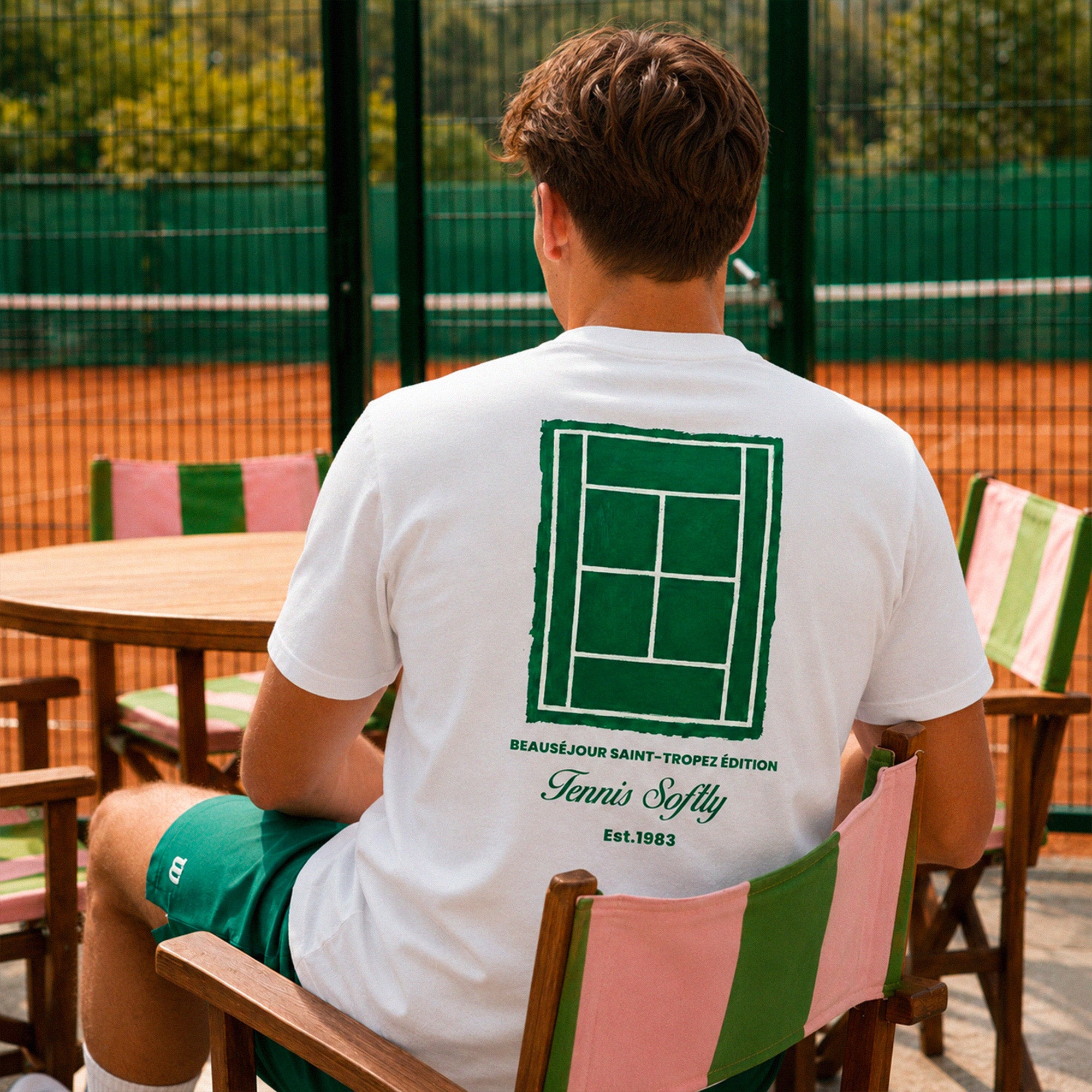 Autre vue du t-shirt tennis homme vert Beauséjour, jersey coton biologique 180g, design tennis Saint-Tropez.