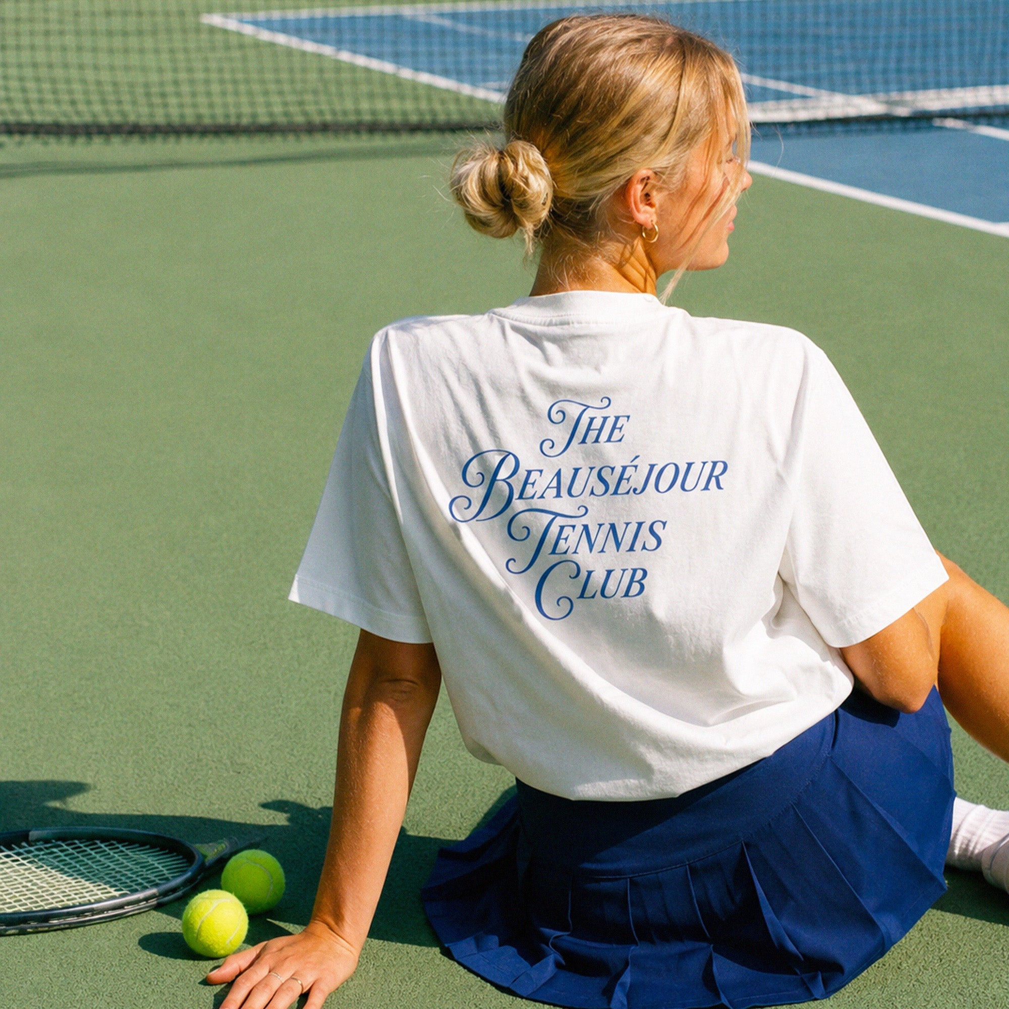 T-shirt The Beauséjour tennis club® femme, détail de l'illustration tennis et de la bande de propreté intérieur col.