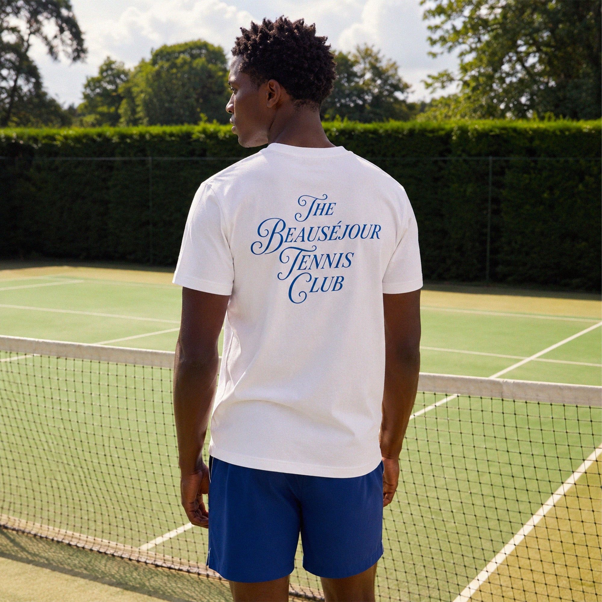 T-shirt The Beauséjour tennis club® homme, vue de face alternative, illustration tennis inspirée des courts en terre battue.