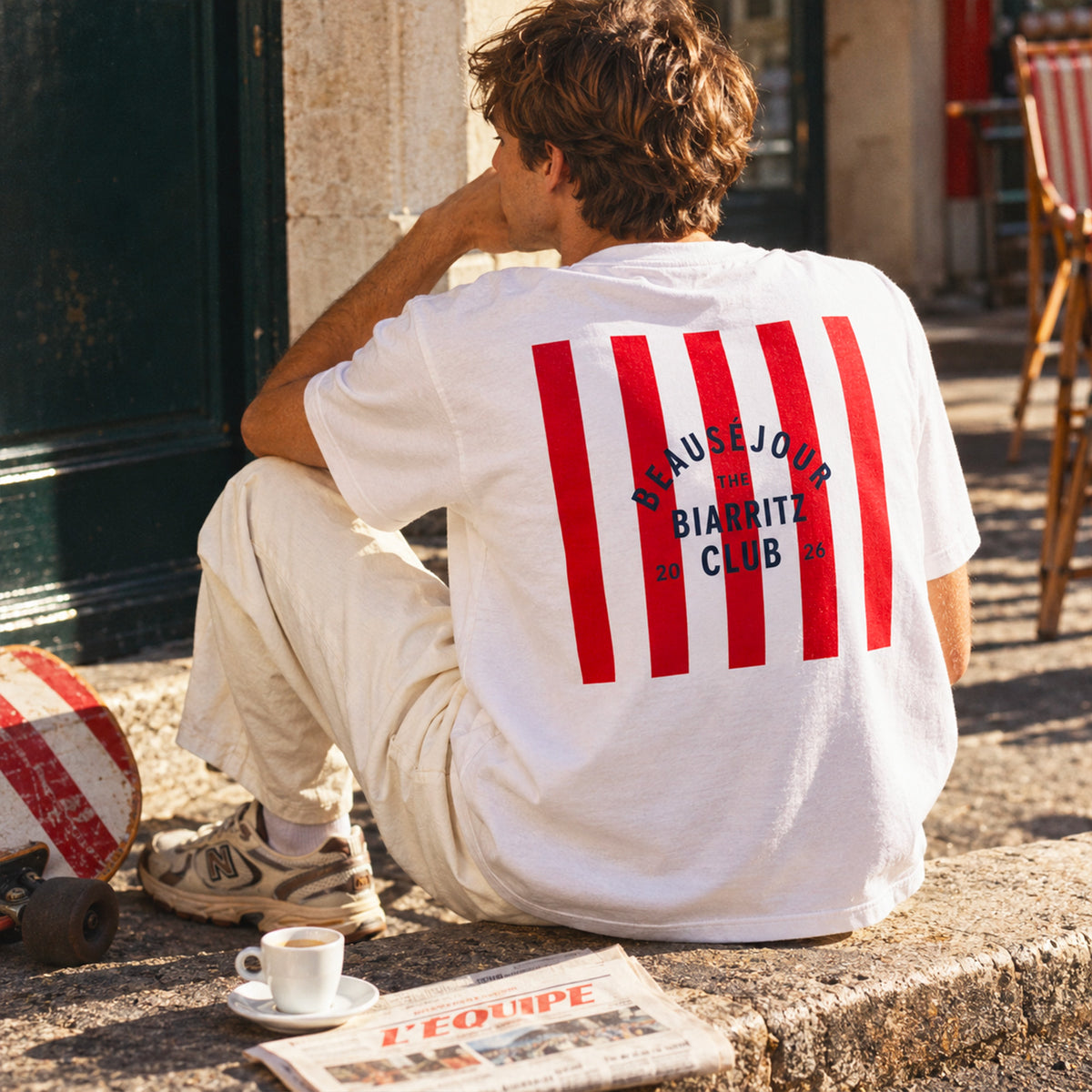 Homme portant le t-shirt blanc Biarritz Club, style resort chic – Beauséjour France.
