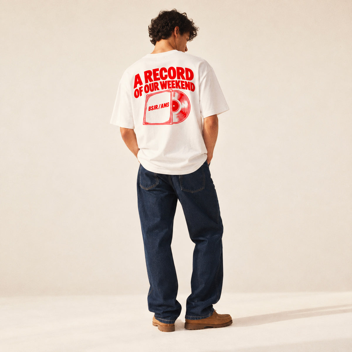 T-shirt boxy Record Beauséjour blanc porté par un homme.