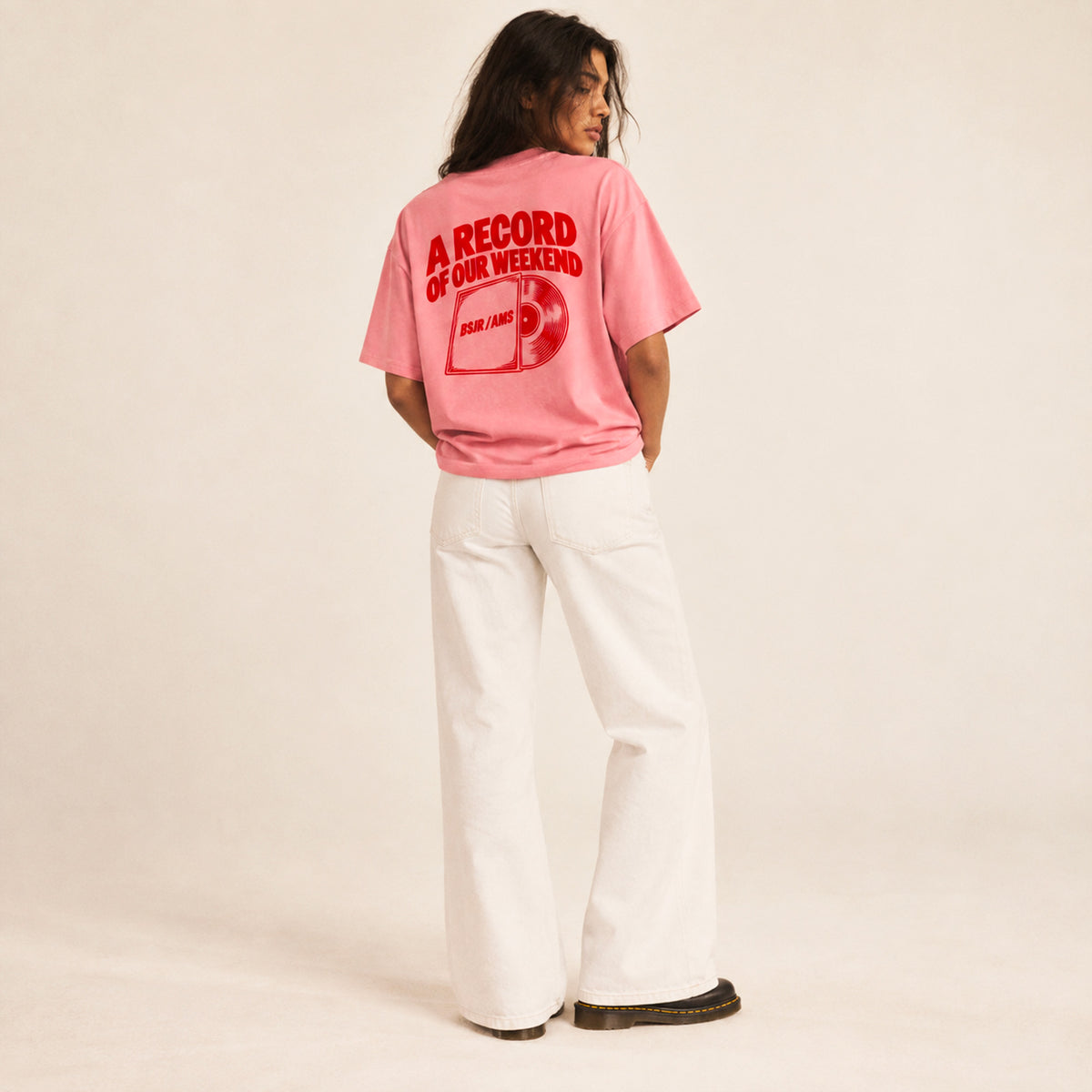 T-shirt boxy Record Beauséjour canyon porté par une femme.
