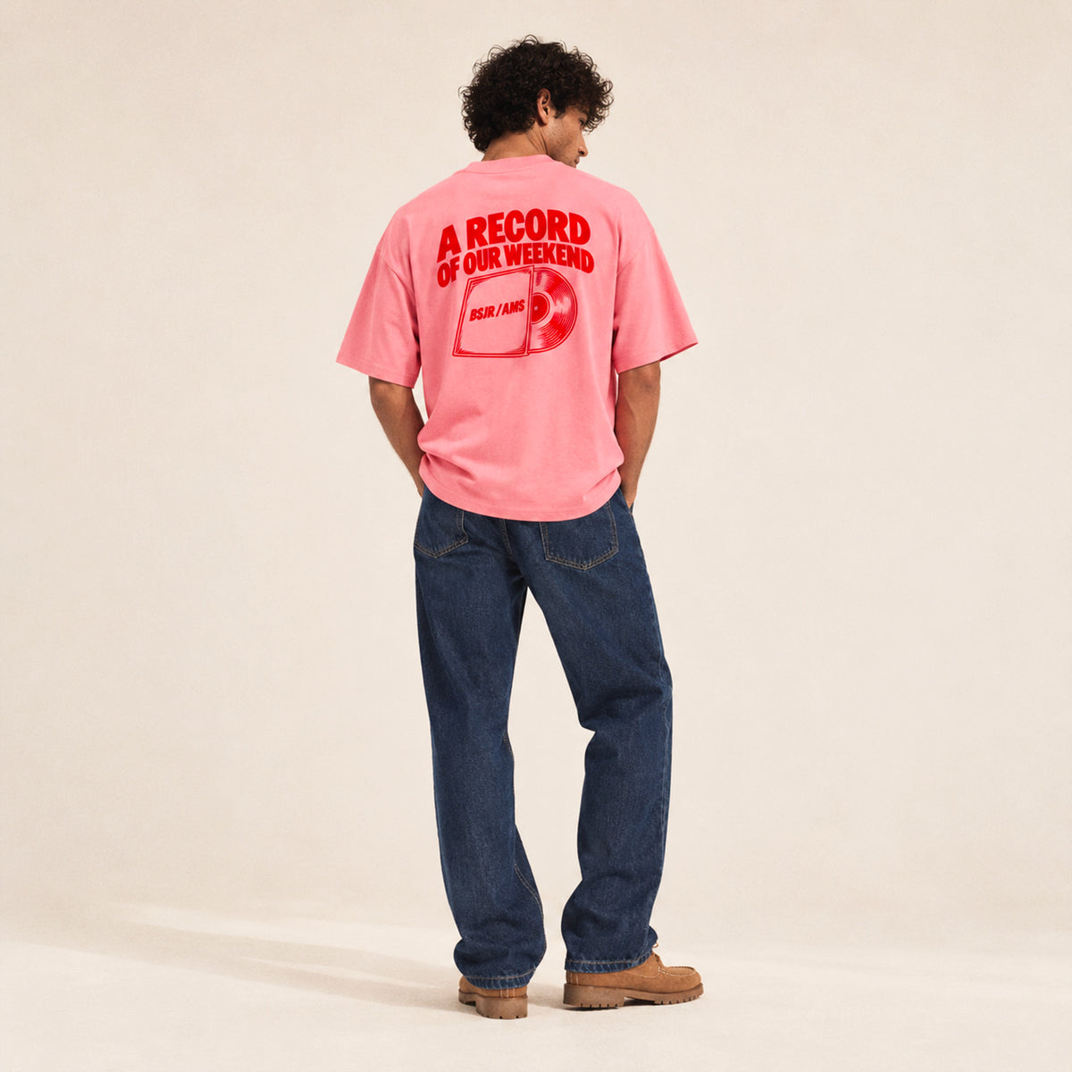 T-shirt boxy Record Beauséjour Amsterdam, vu de dos, avec imprimé rouge de vinyle et pochette BSJR/AMS sous le texte « A Record of Our Weekend ».