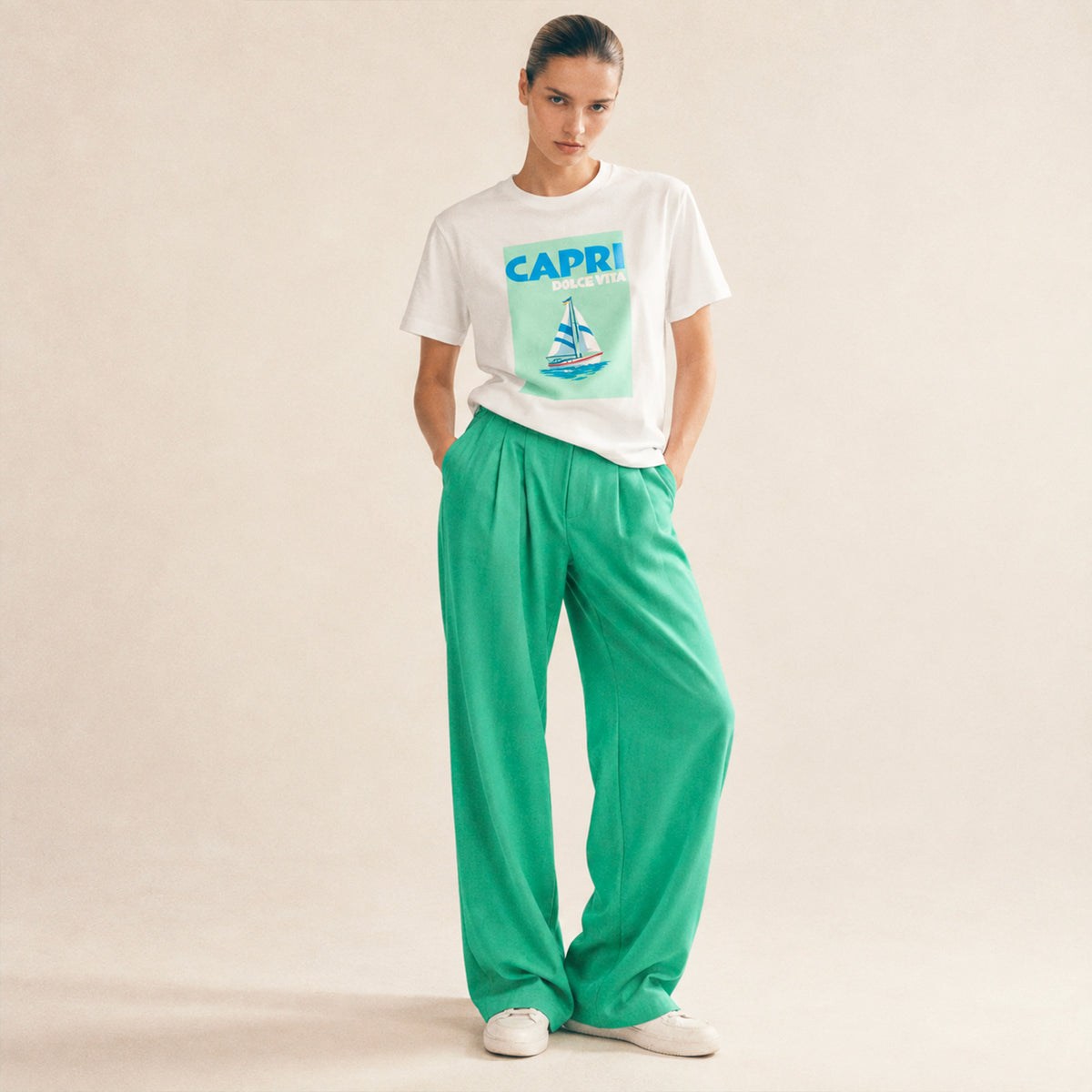 Femme portant un t-shirt Capri Dolce Vita Beauséjour en studio.