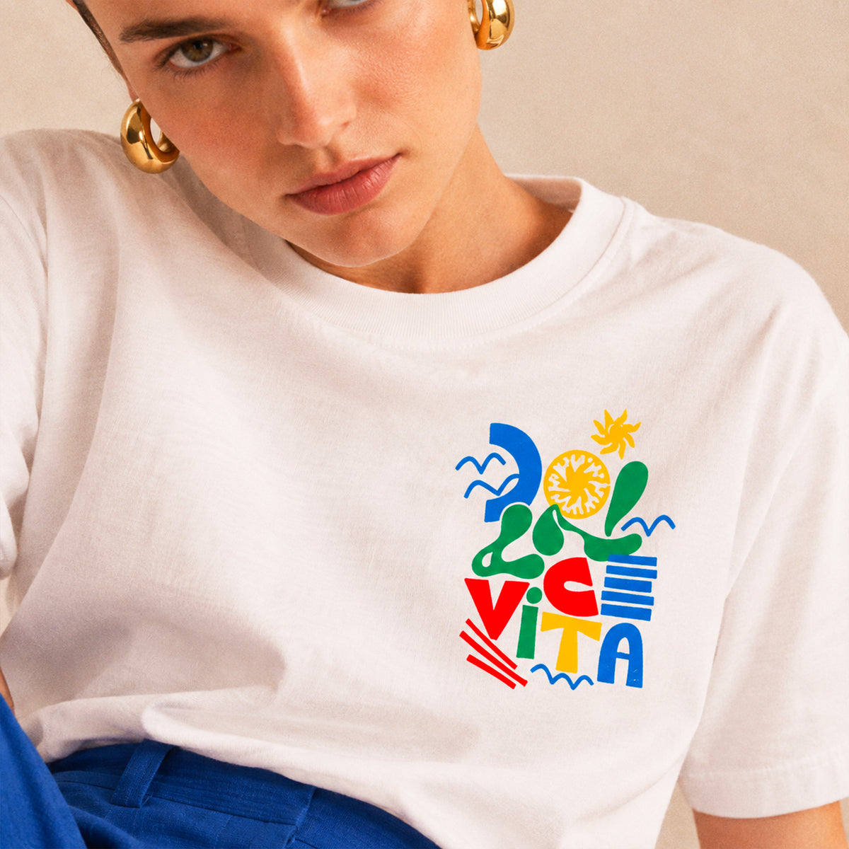 T-shirt blanc femme Dolce Vita coloré Beauséjour, inspiration côte amalfitaine. zoom produit.