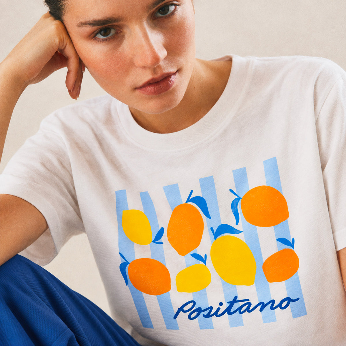 Femme portant un t-shirt Positano blanc Beauséjour sur la côte amalfitaine en coton biologique.