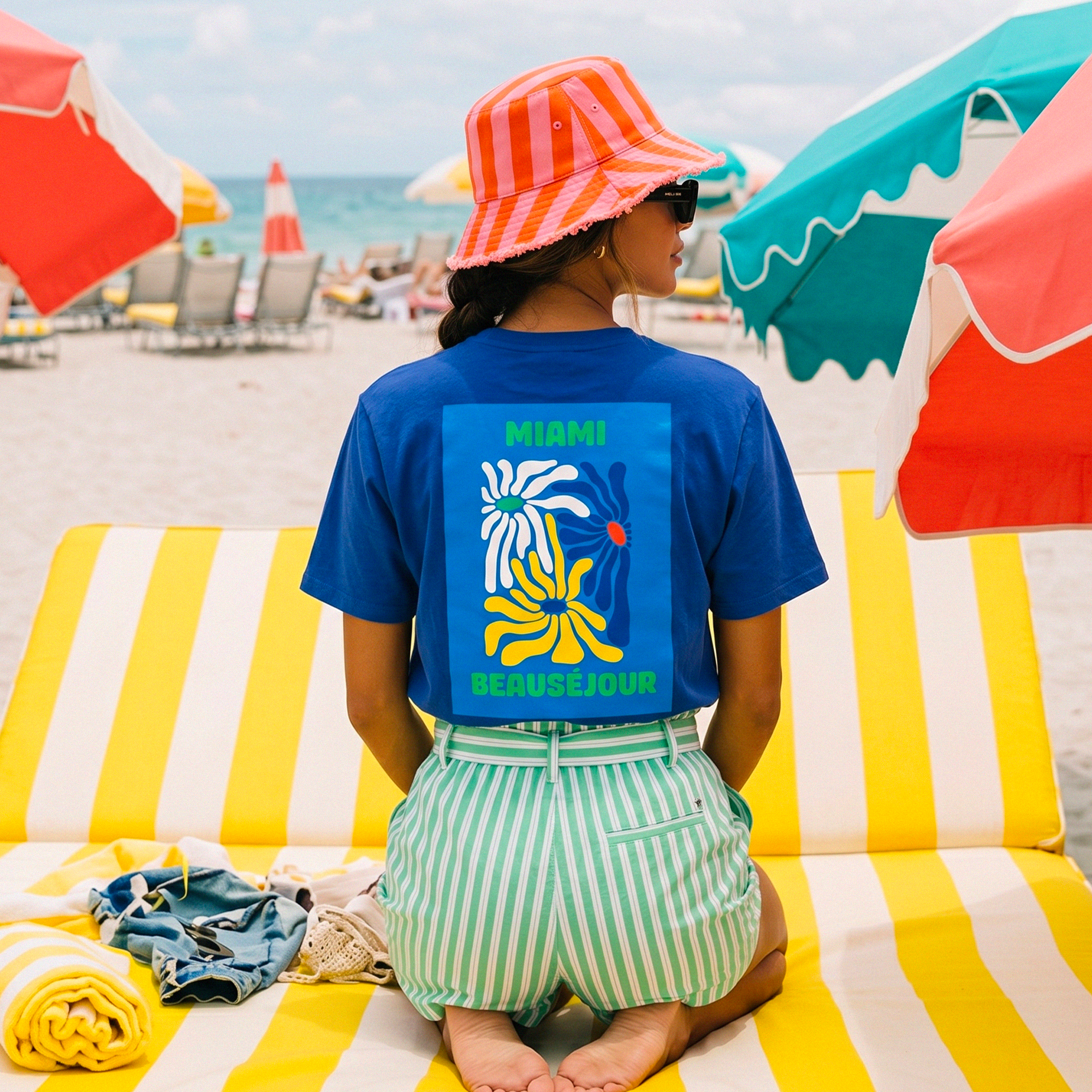 tshirt bleu design graphique miami fleurs style pop
