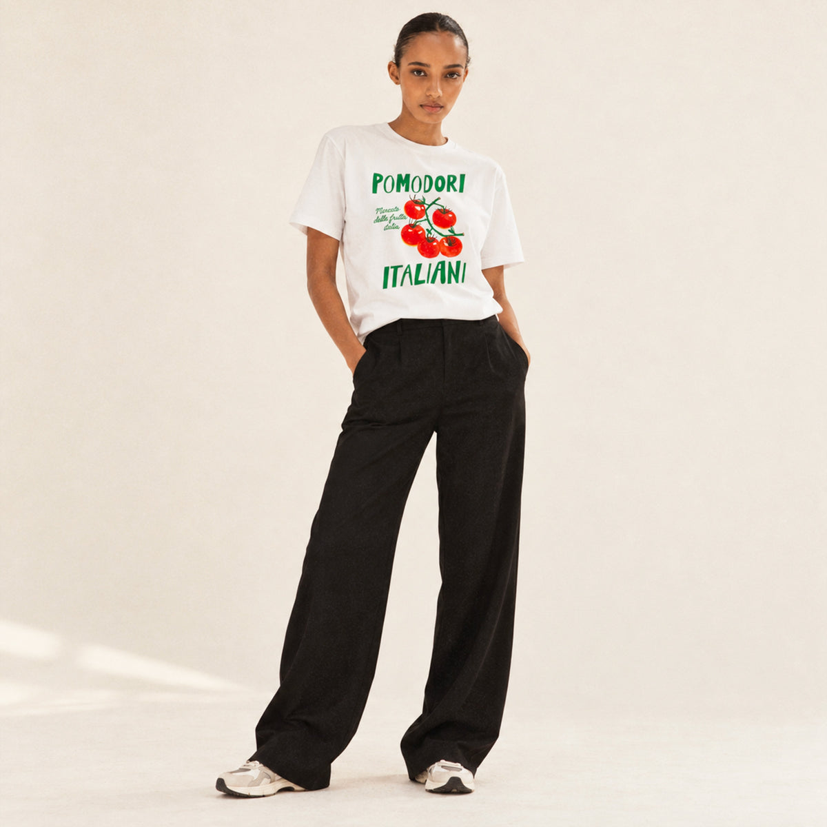 Femme portant un t-shirt Pomodori Beauséjour.